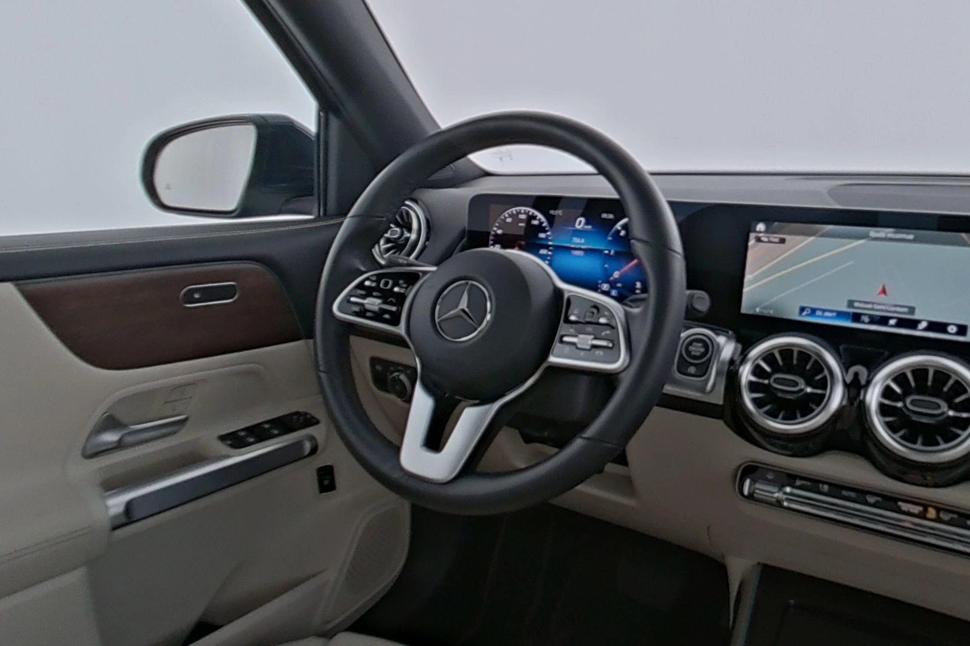 Mercedes-Benz-GLB-image-12