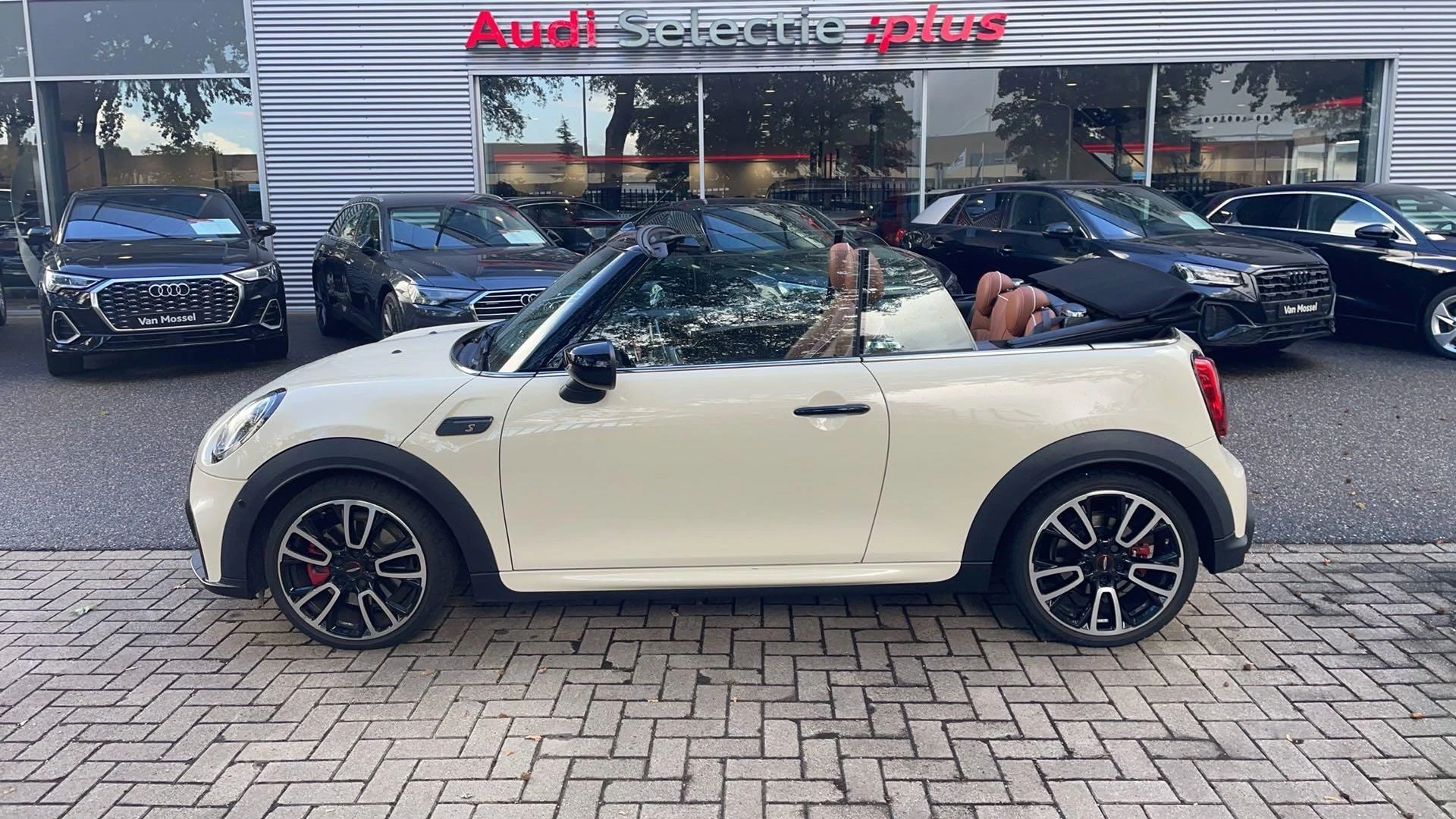 MINI-Cooper S Cabrio-image-14