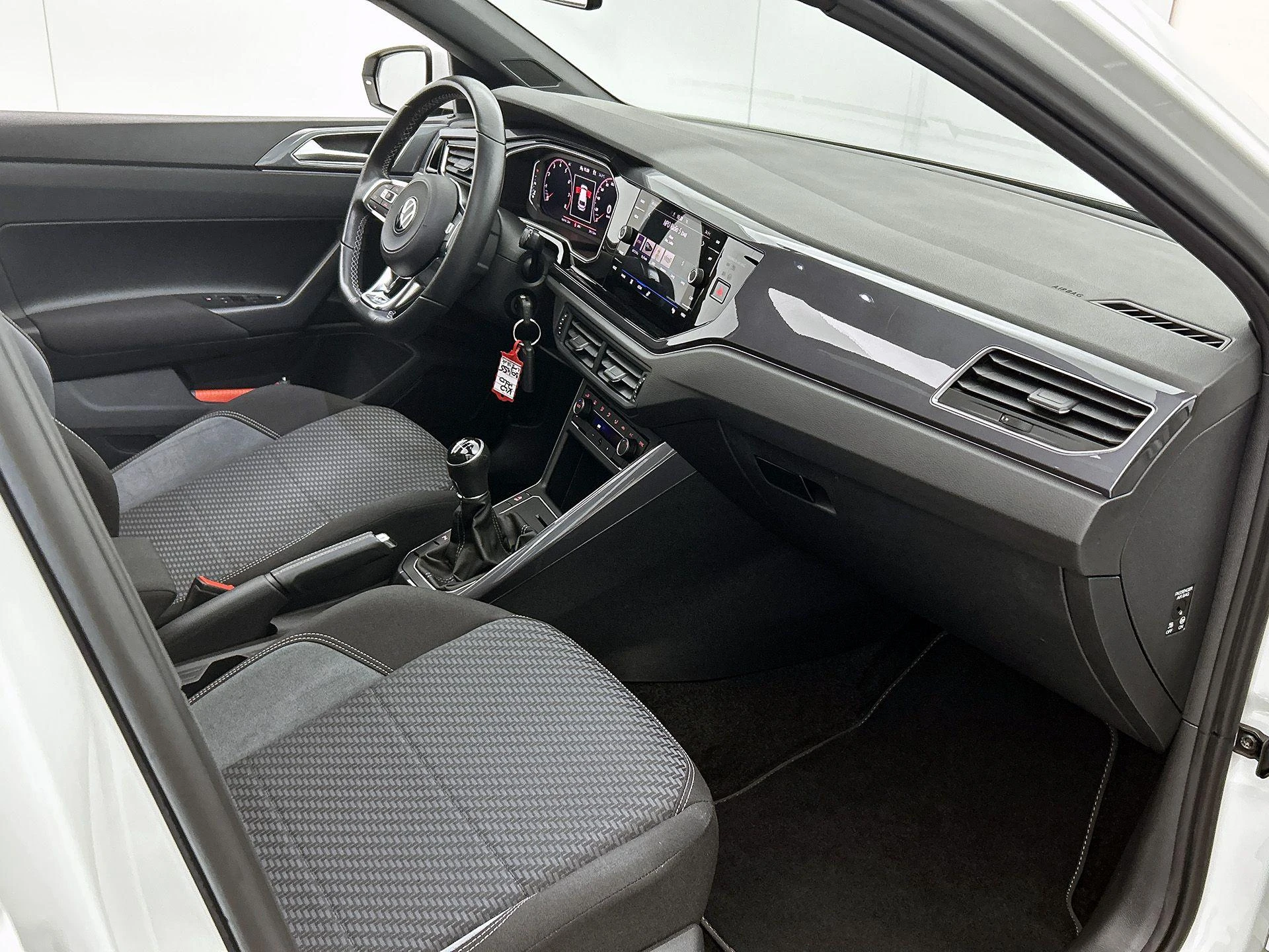 Volkswagen-Polo-image-21