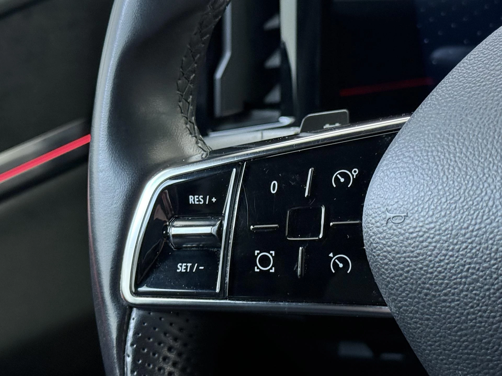 Renault-Megane E-Tech-image-12