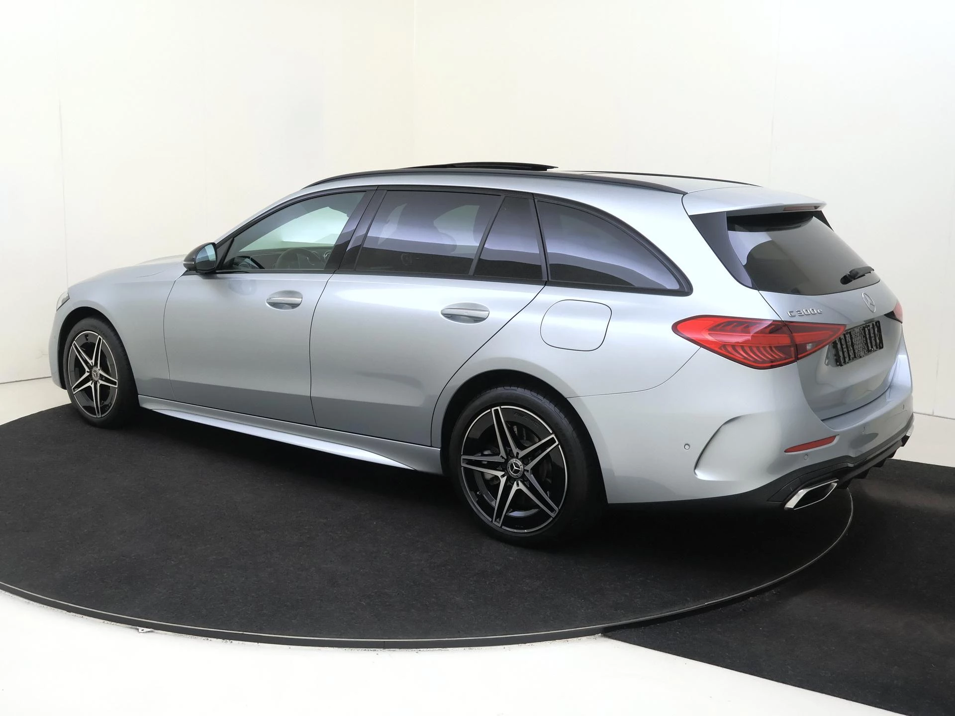 Mercedes-Benz-C-Klasse-image-2