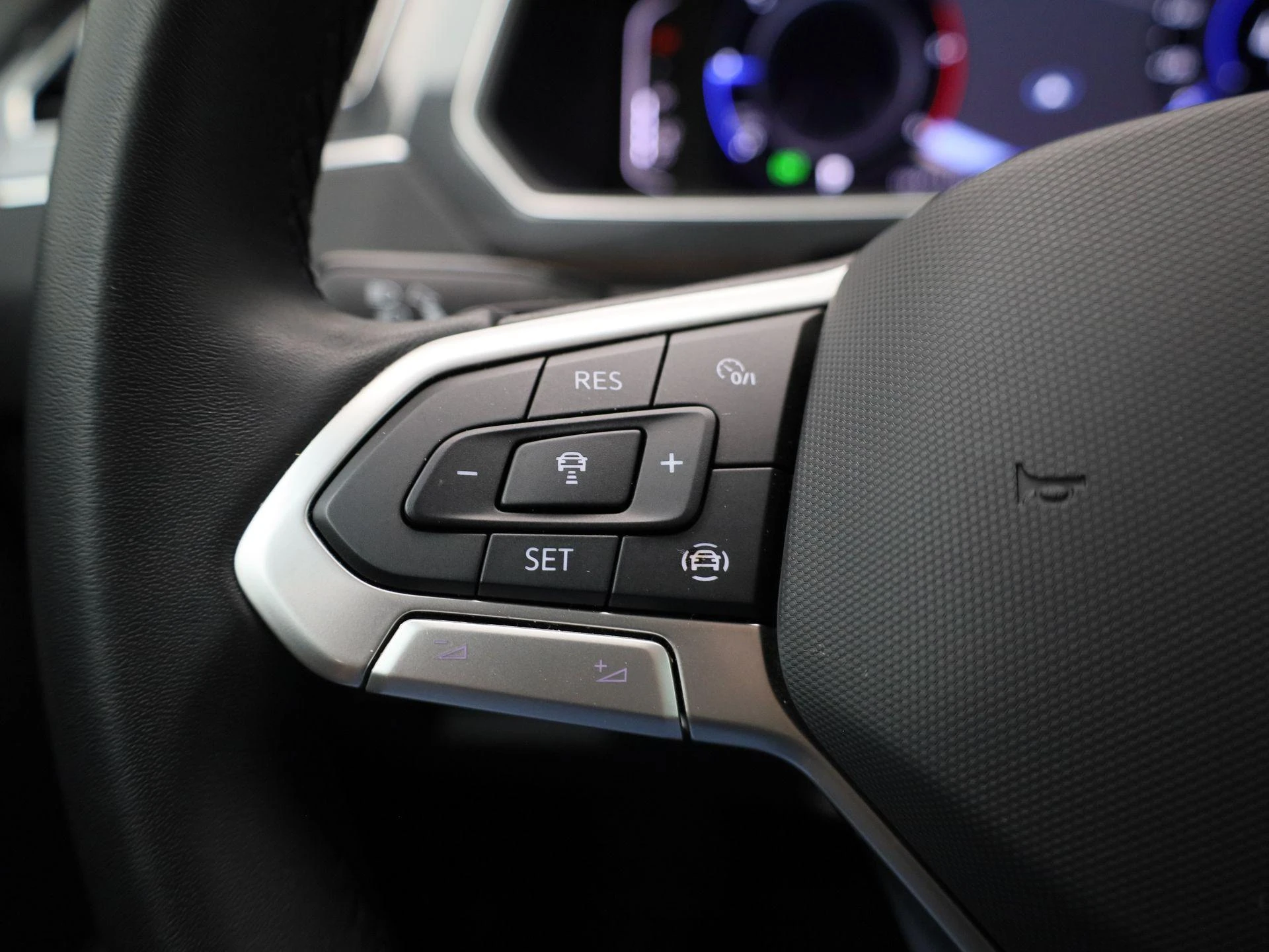 Volkswagen-Tiguan-image-17