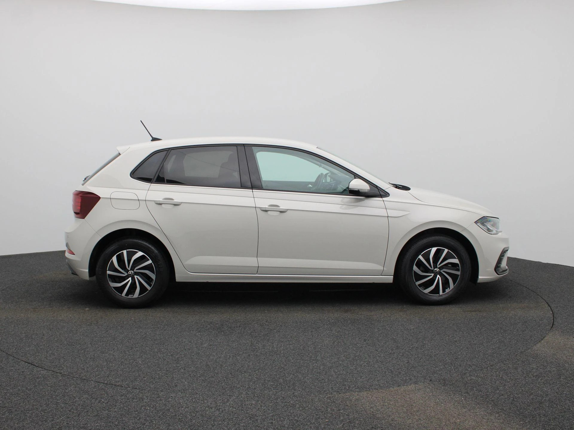 Volkswagen-Polo-image-5