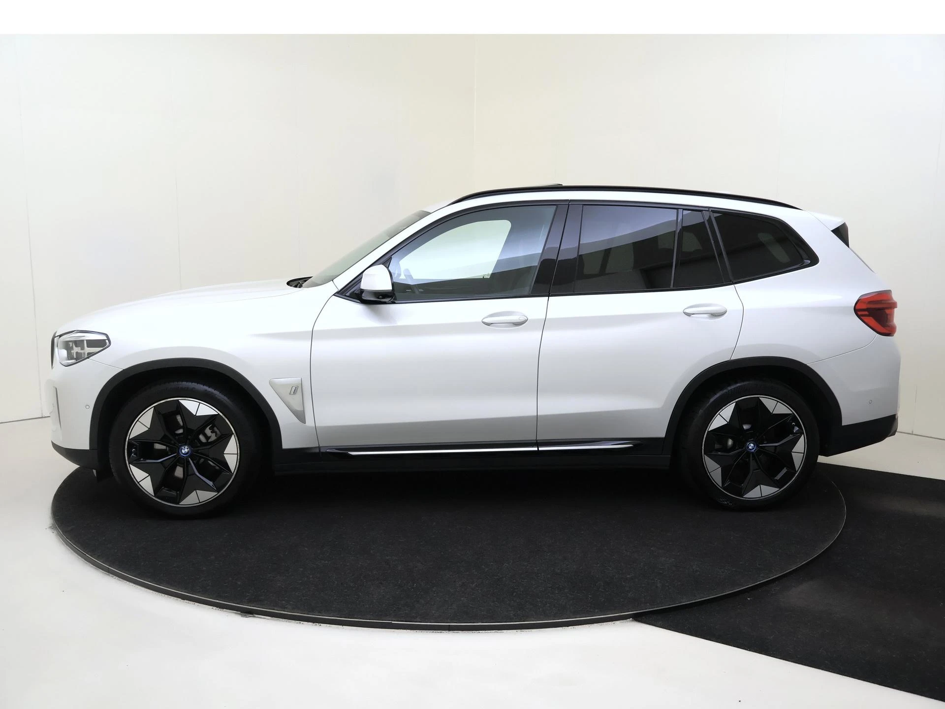 BMW-iX3-image-7