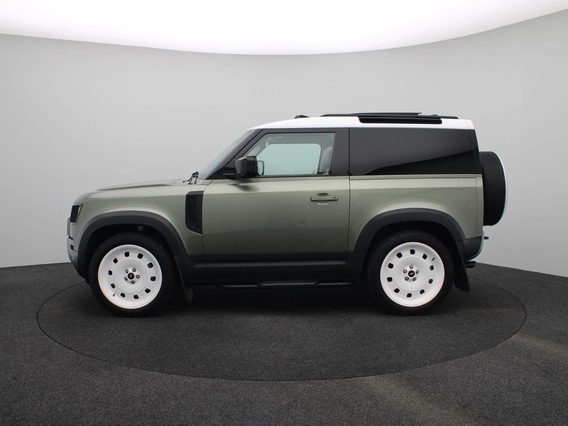 Land Rover-Defender-image-4