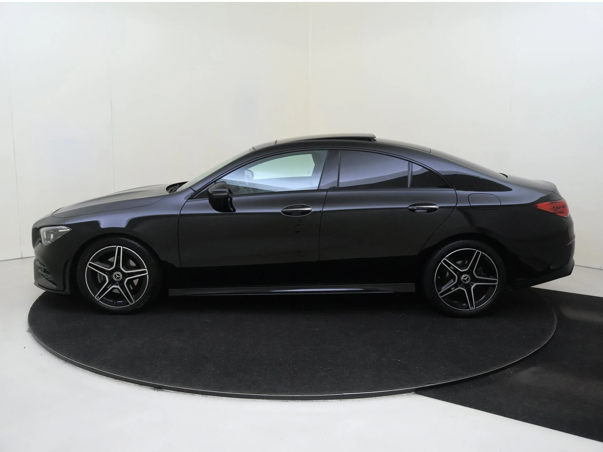 Mercedes-Benz-CLA-image-6