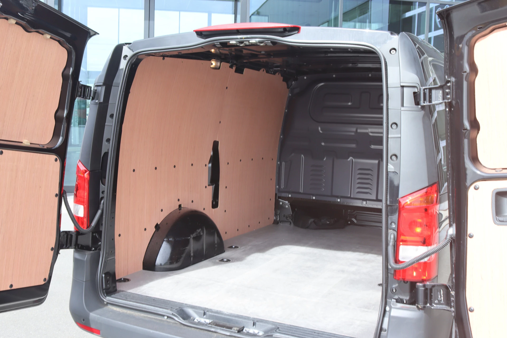 Mercedes-Benz-eVito-image-2