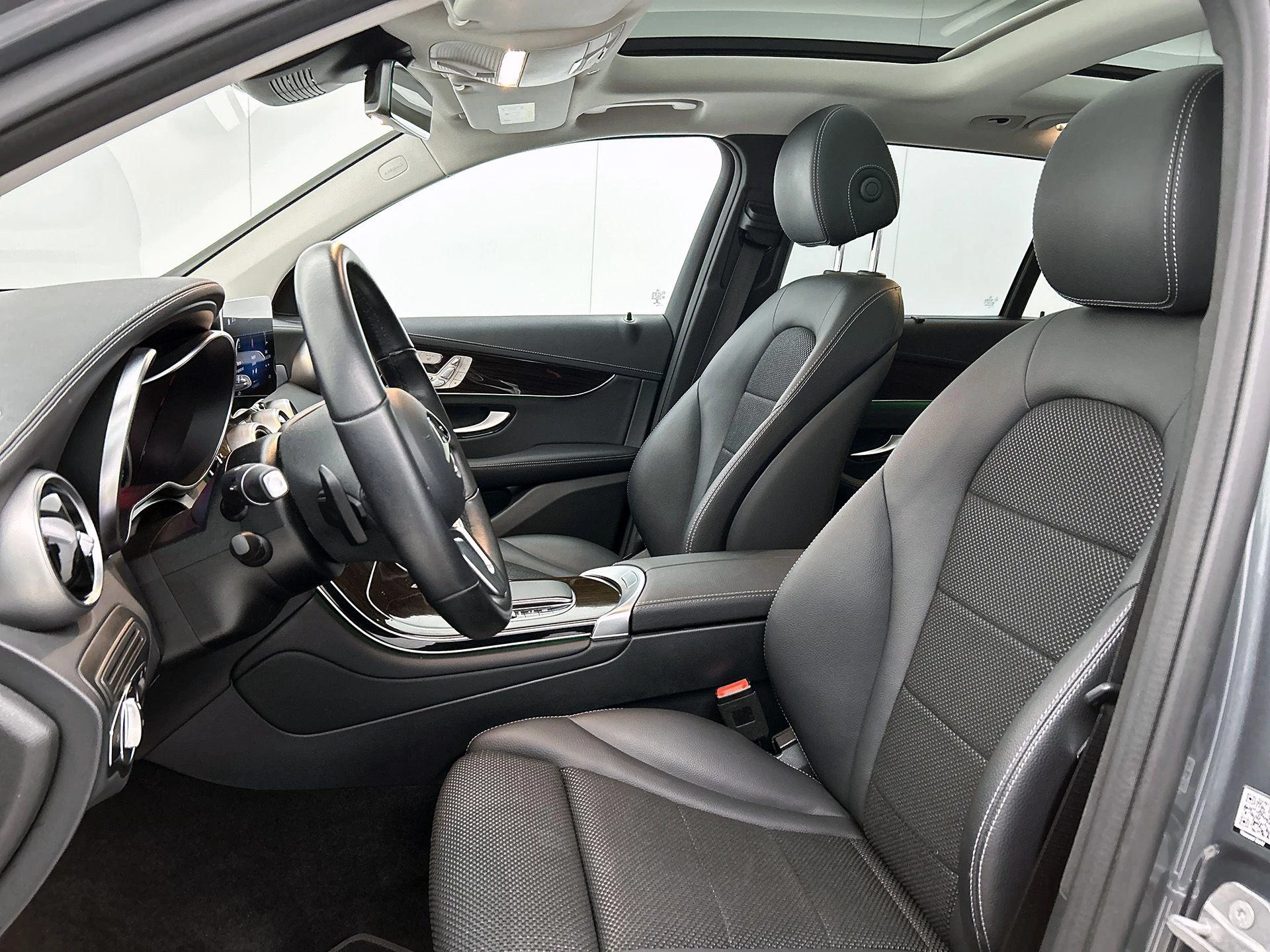 Mercedes-Benz-GLC-image-35