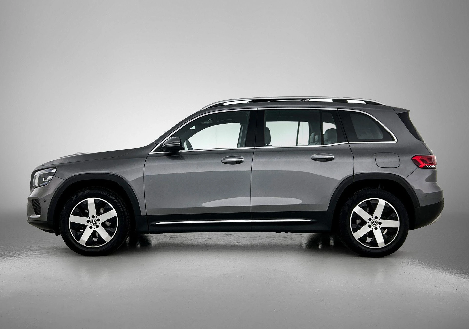 Mercedes-Benz-GLB-image-1