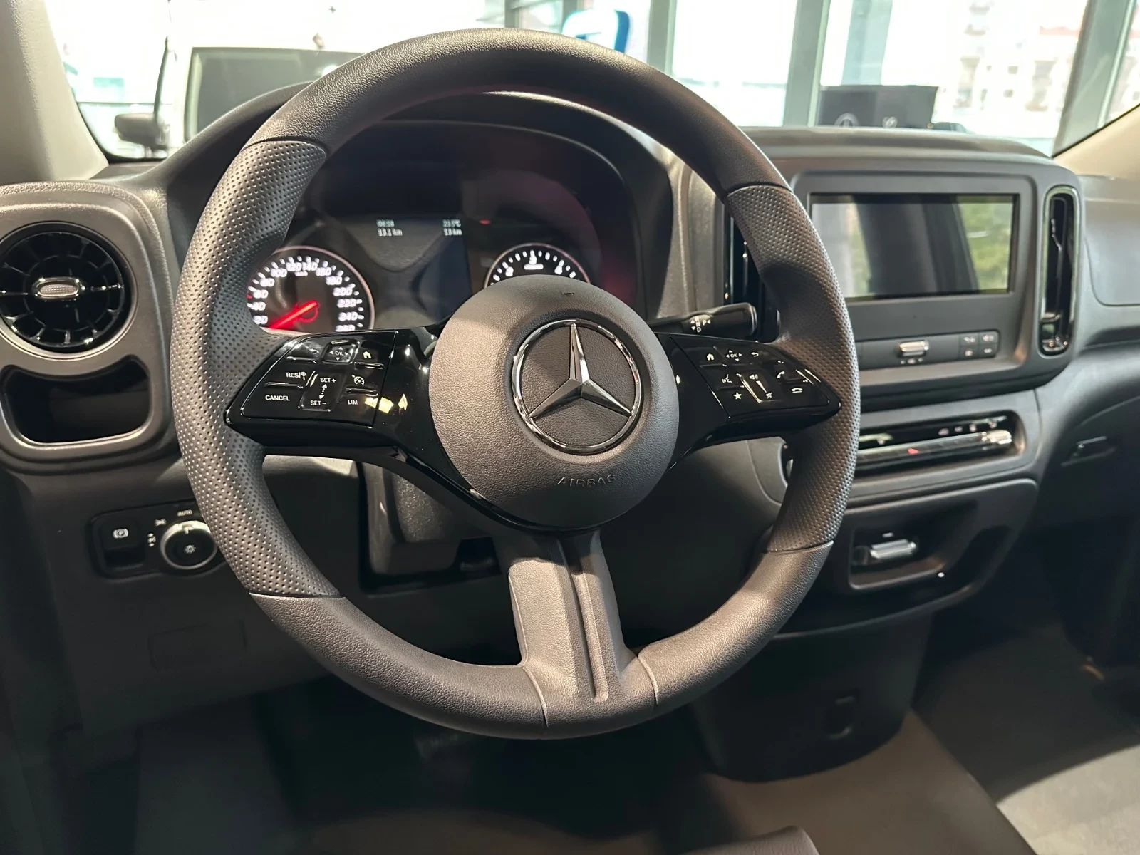 Mercedes-Benz-Vito-image-9