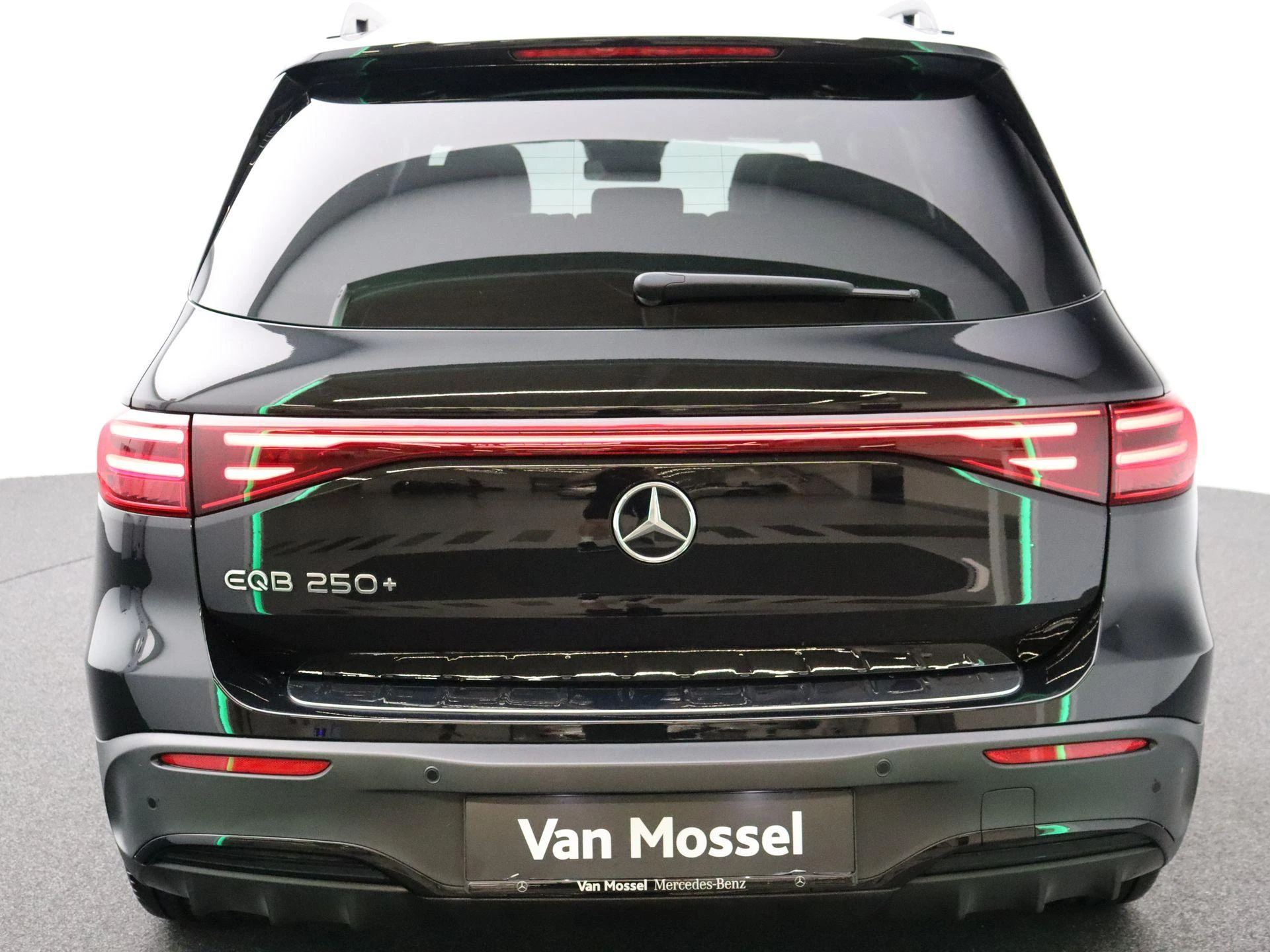 Mercedes-Benz-EQB-image-25