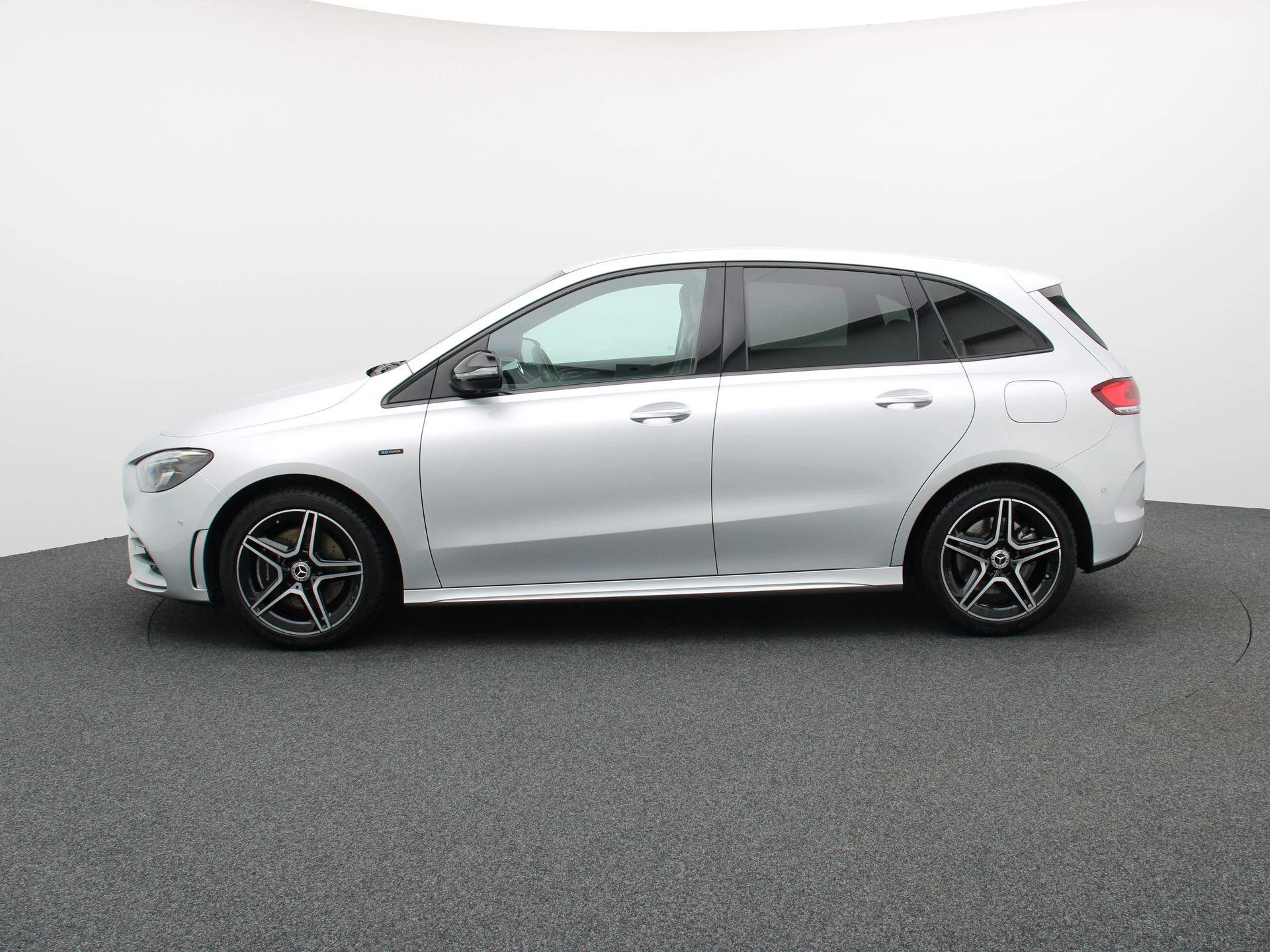 Mercedes-Benz B-Klasse 250 e + AMG LINE + LED + CAMERA +