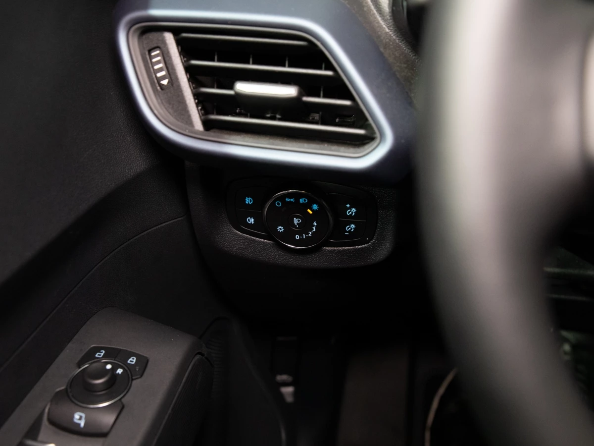 Ford-Transit Courier-image-15