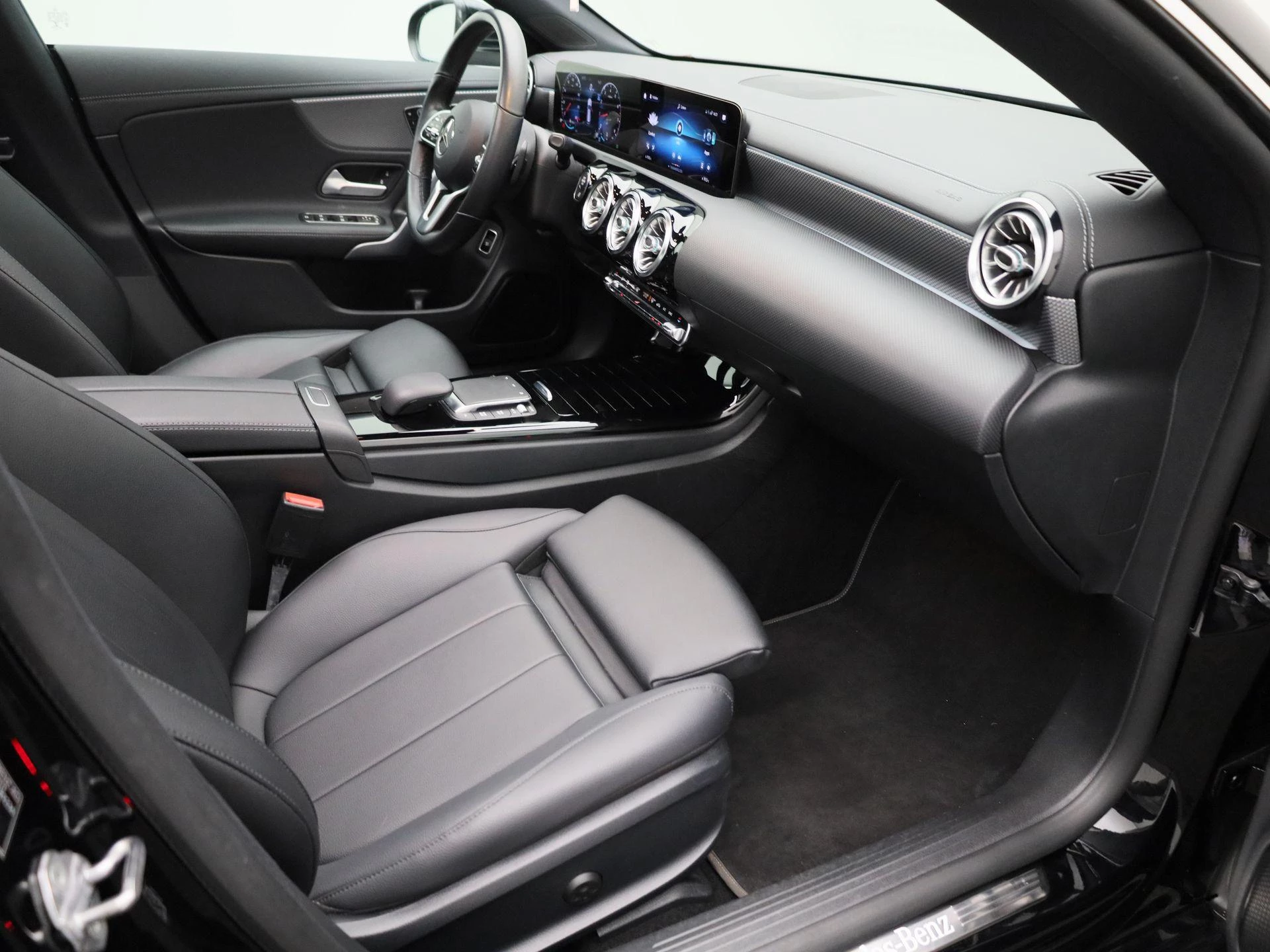 Mercedes-Benz-CLA-image-28