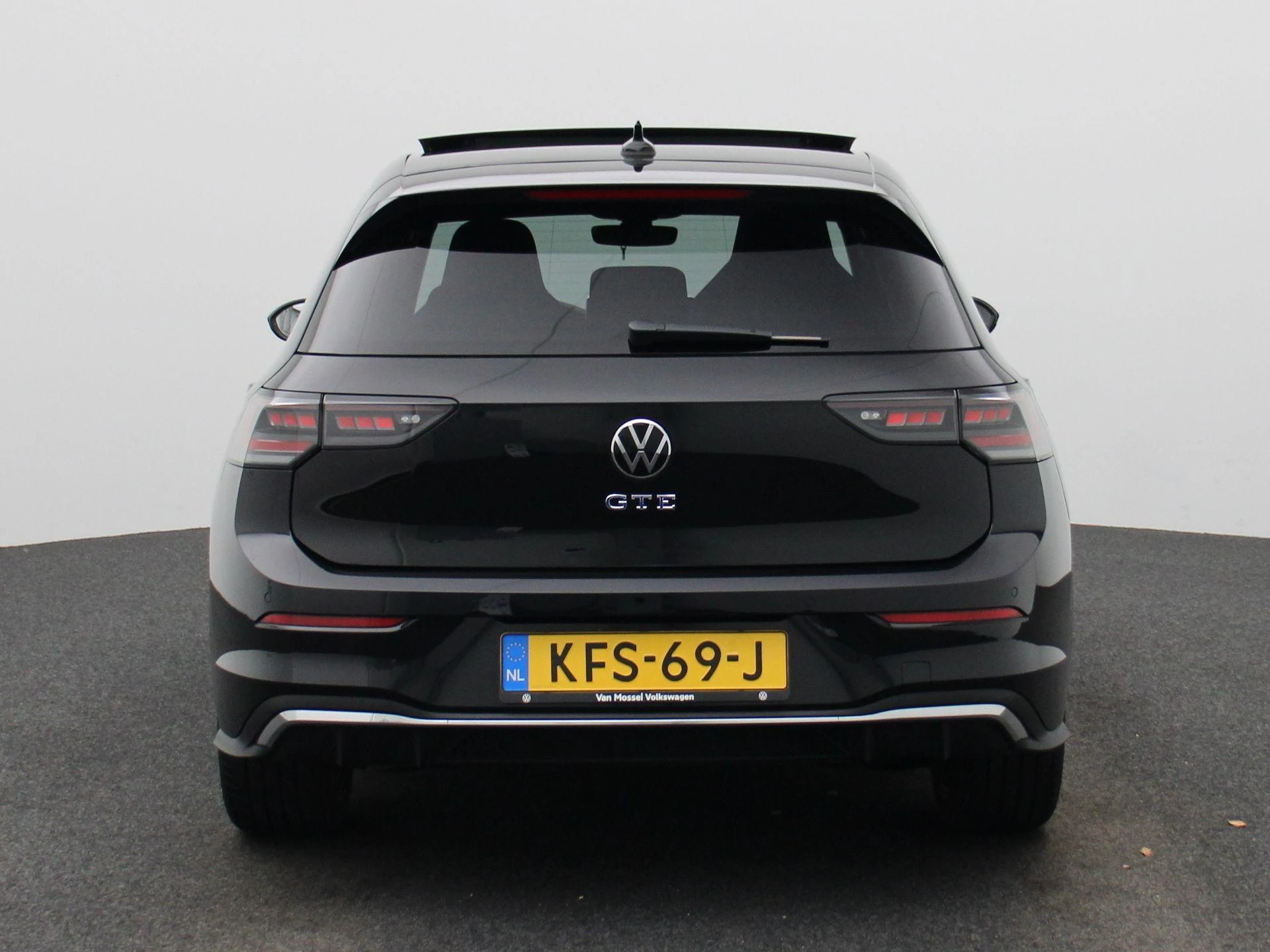 Volkswagen-Golf-image-4