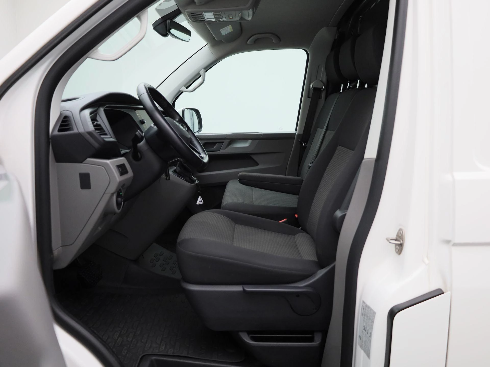 Volkswagen-Transporter-image-10