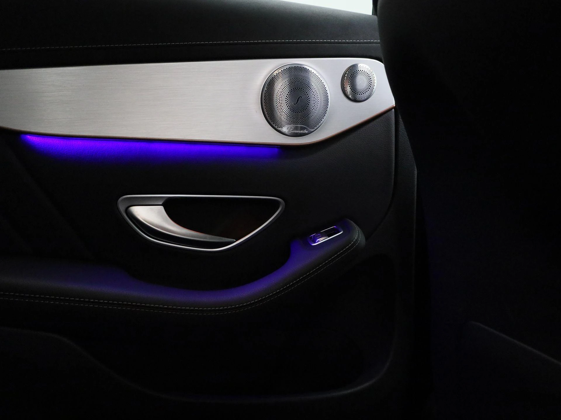 Mercedes-Benz-EQC-image-53