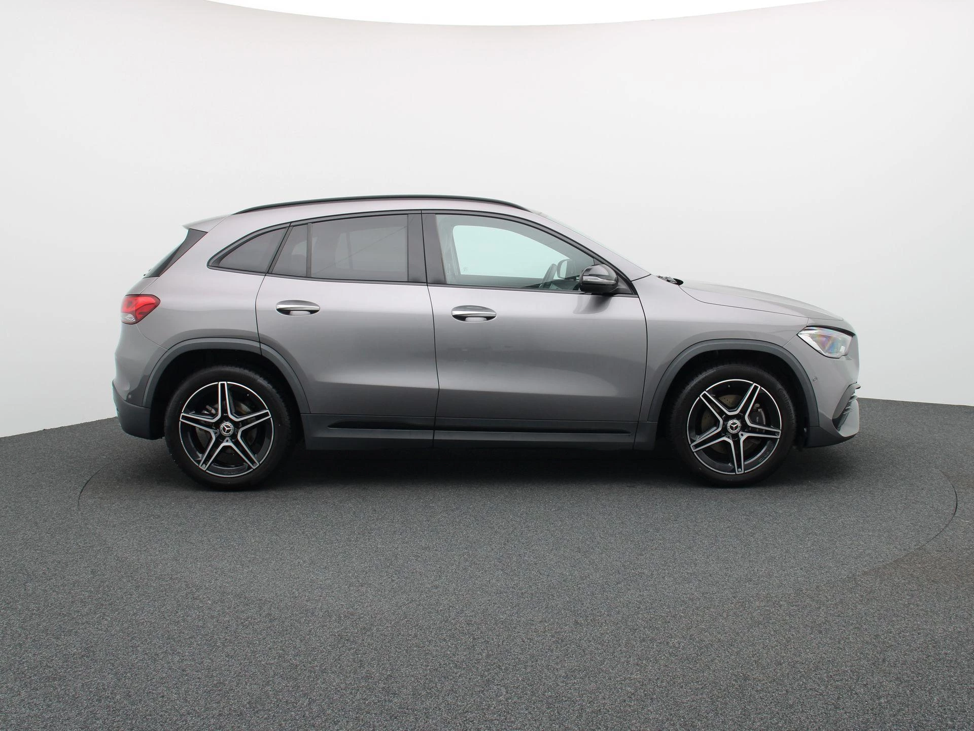 Mercedes-Benz GLA 180 AMG Line + PANO DAK + MULTIBEAM LED + KEY LESS +