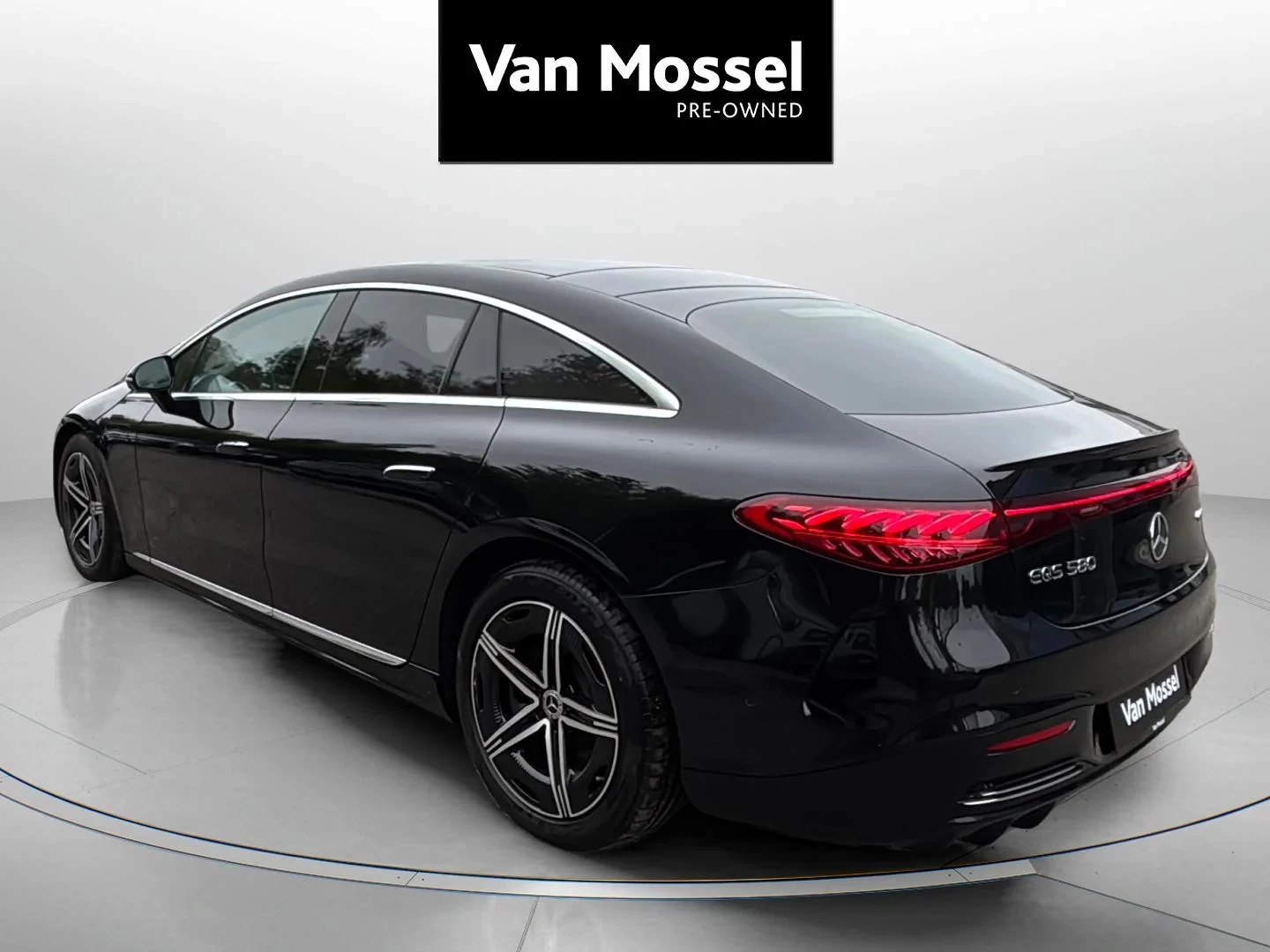 Mercedes-Benz-EQS-image-2