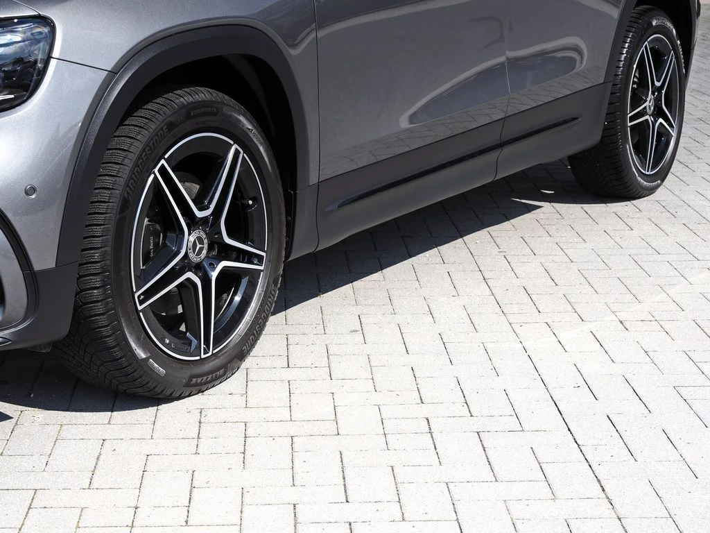 Mercedes-Benz-GLB 200 d-image-6