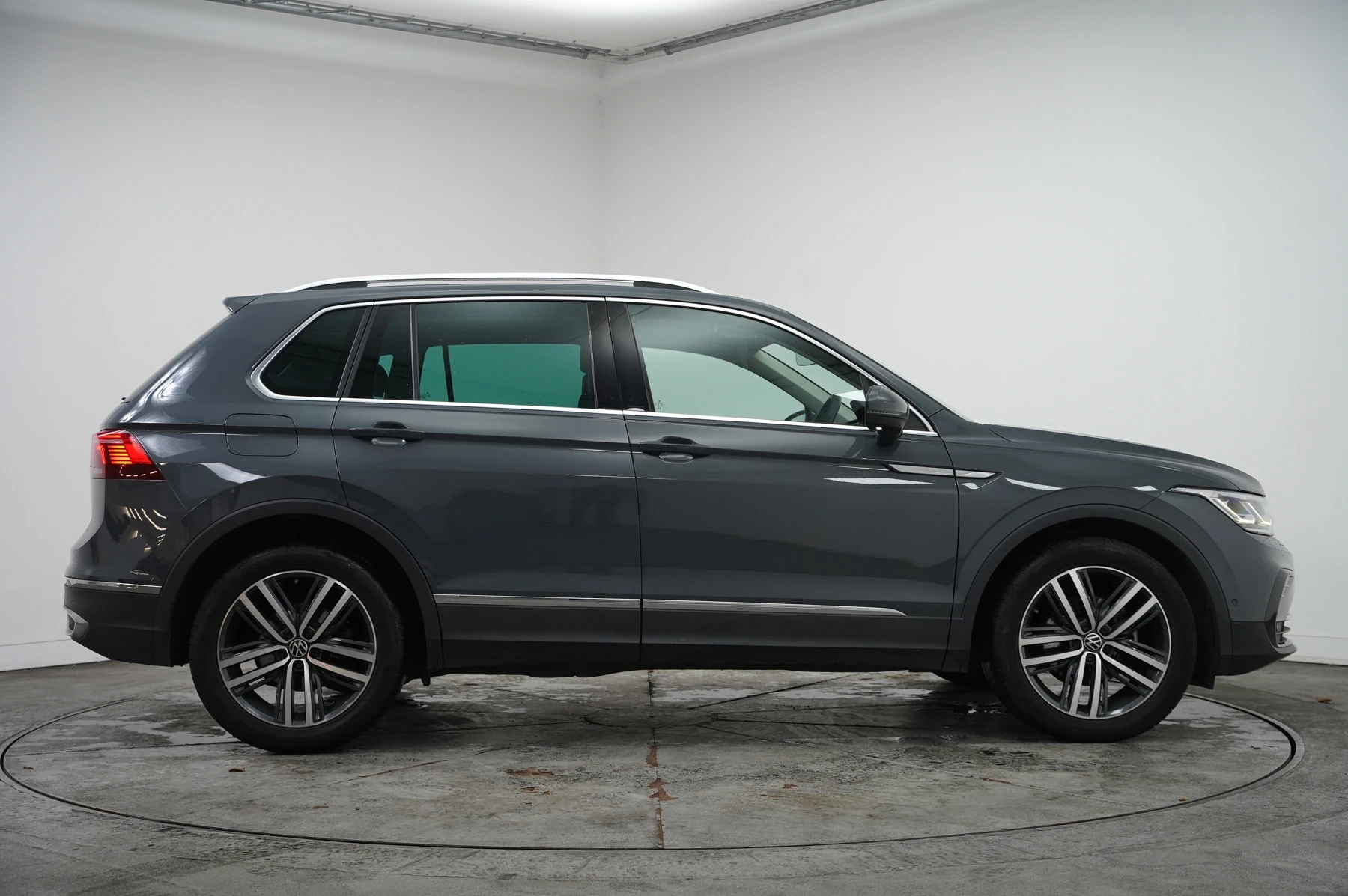 Volkswagen-Tiguan-image-3