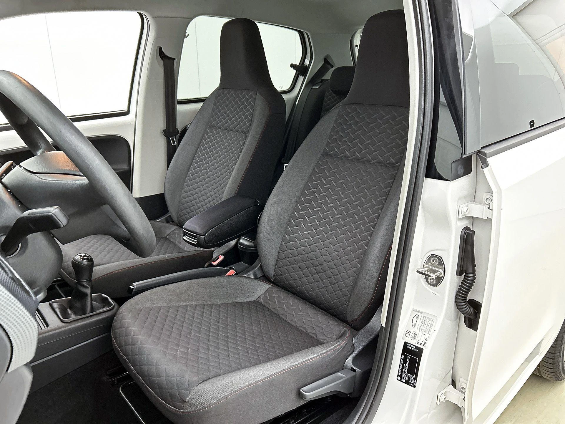 Volkswagen-up!-image-28