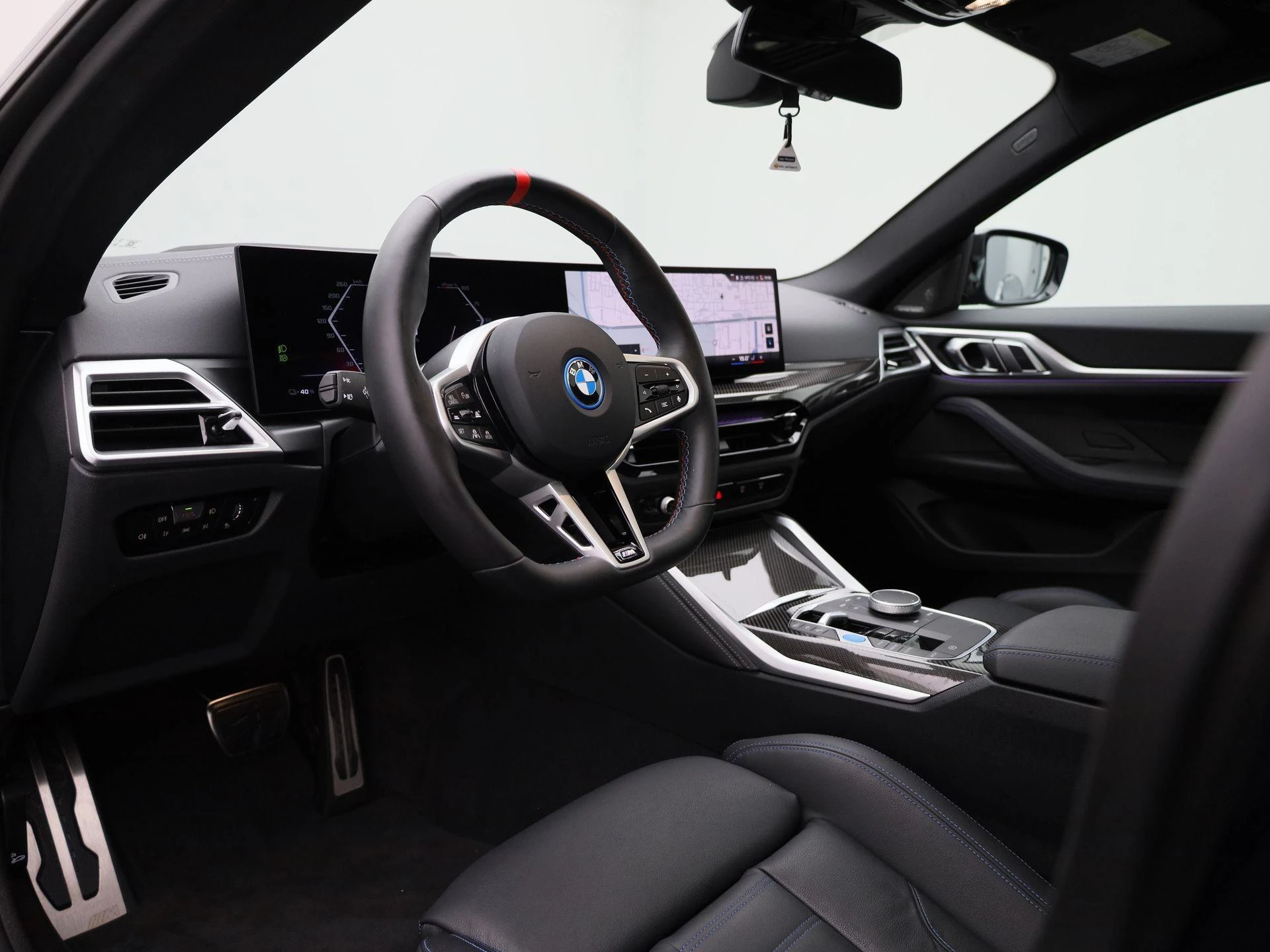 BMW-i4-image-45