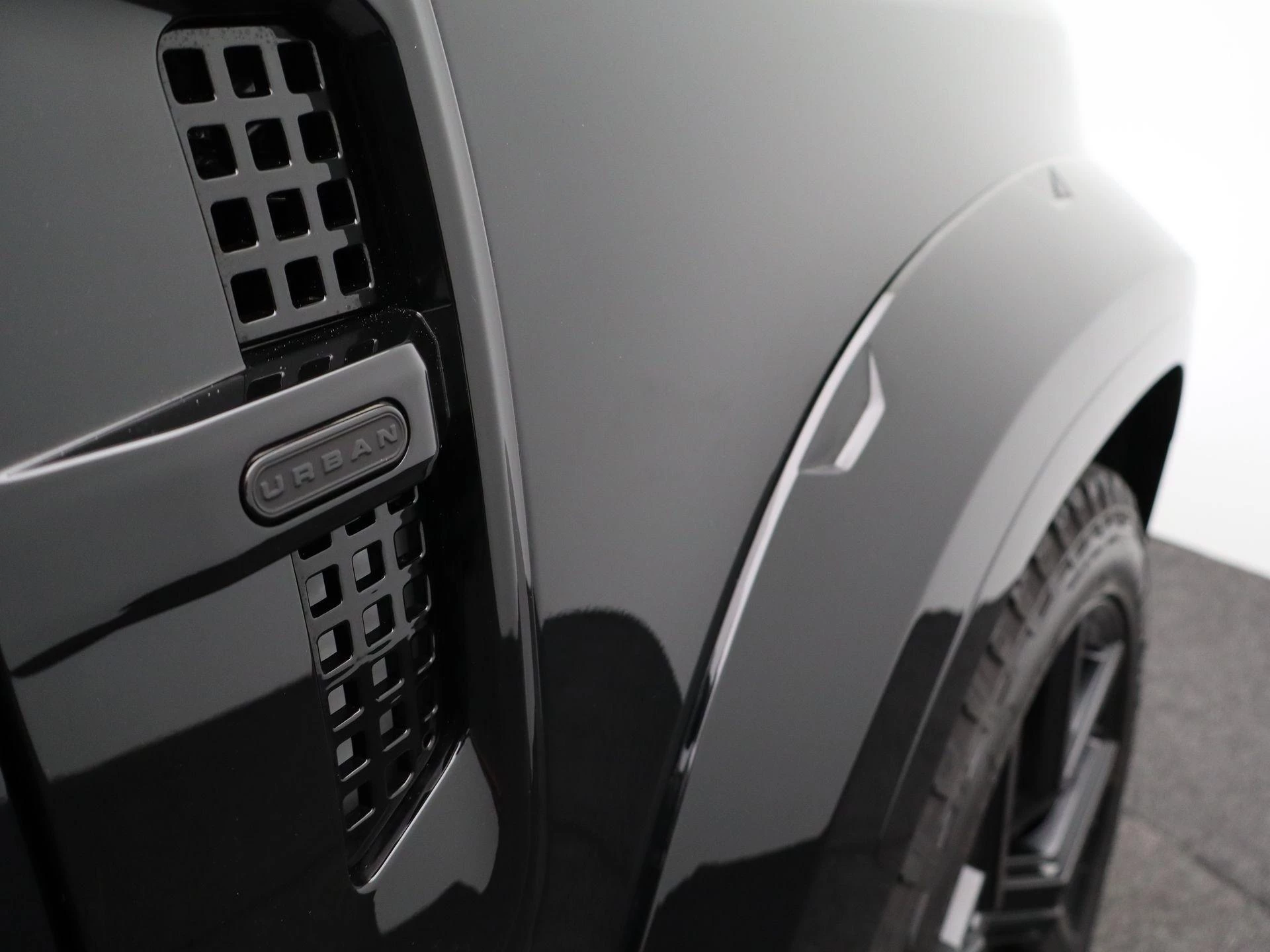 Land Rover Defender P300e X-dynamic SE