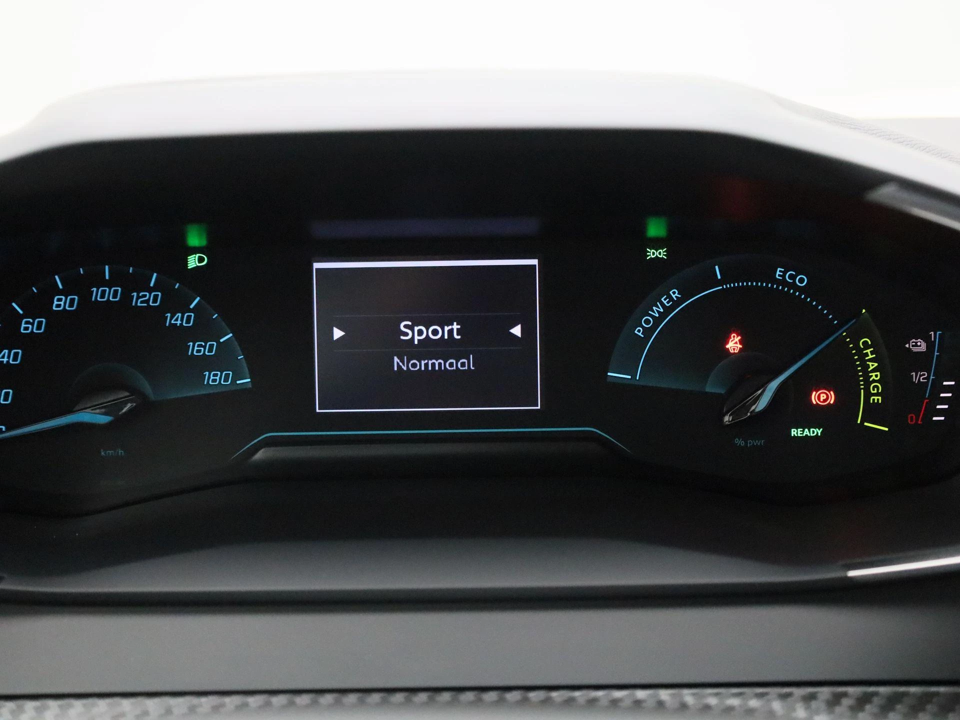 Peugeot-e-2008-image-33