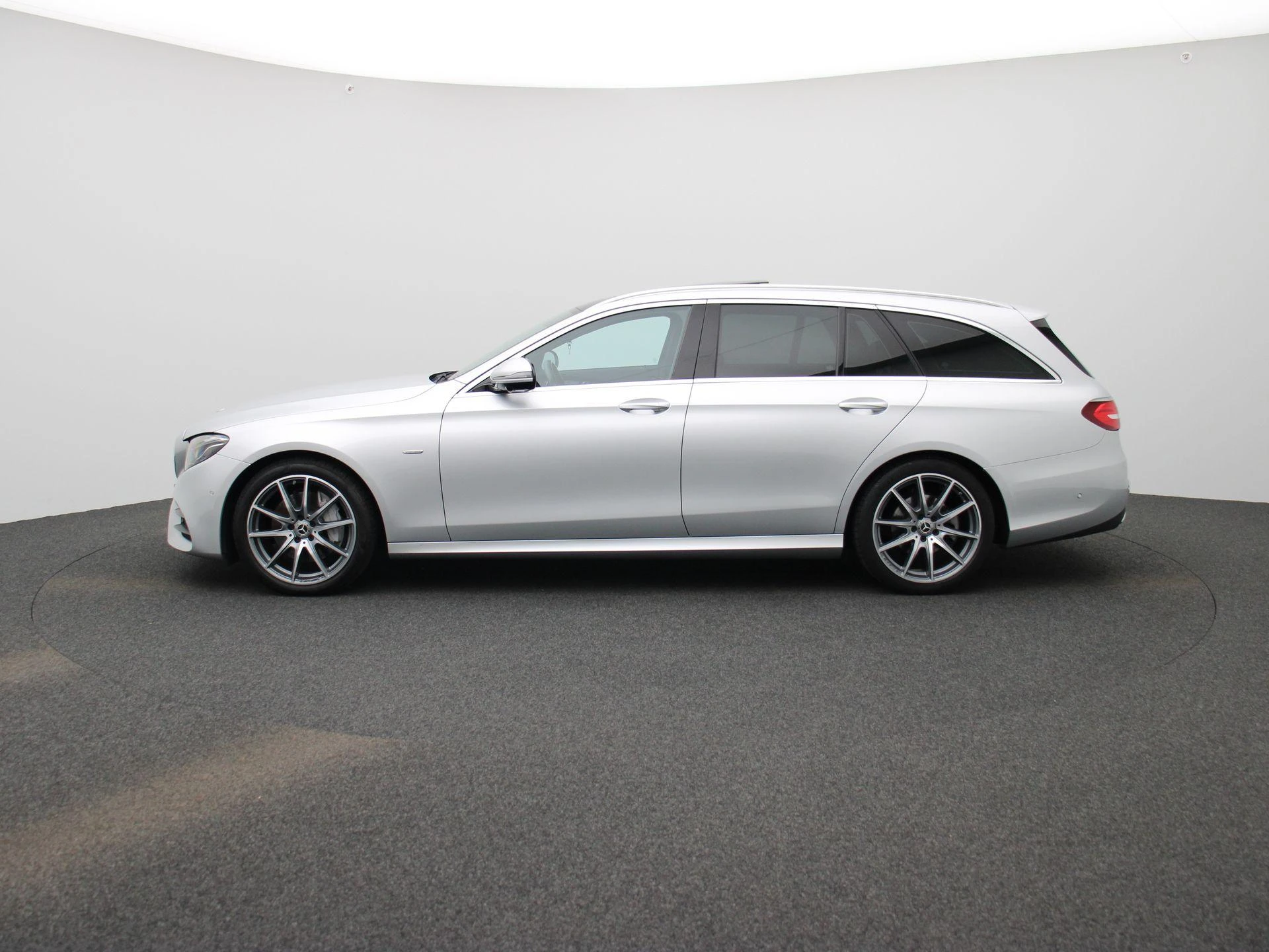 Mercedes-Benz-E-Klasse-image-4