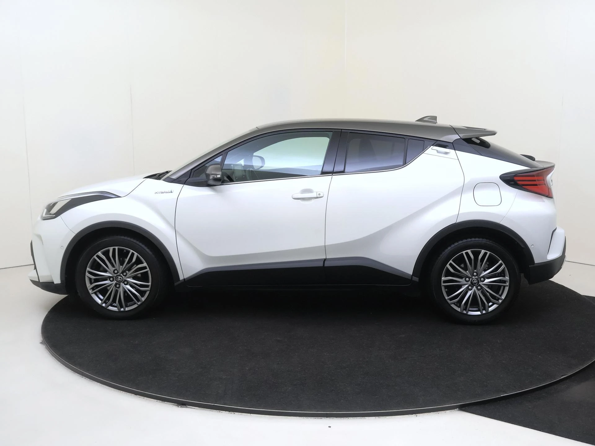 Toyota C-HR 2.0 Hybrid Executive AUTOMAAT