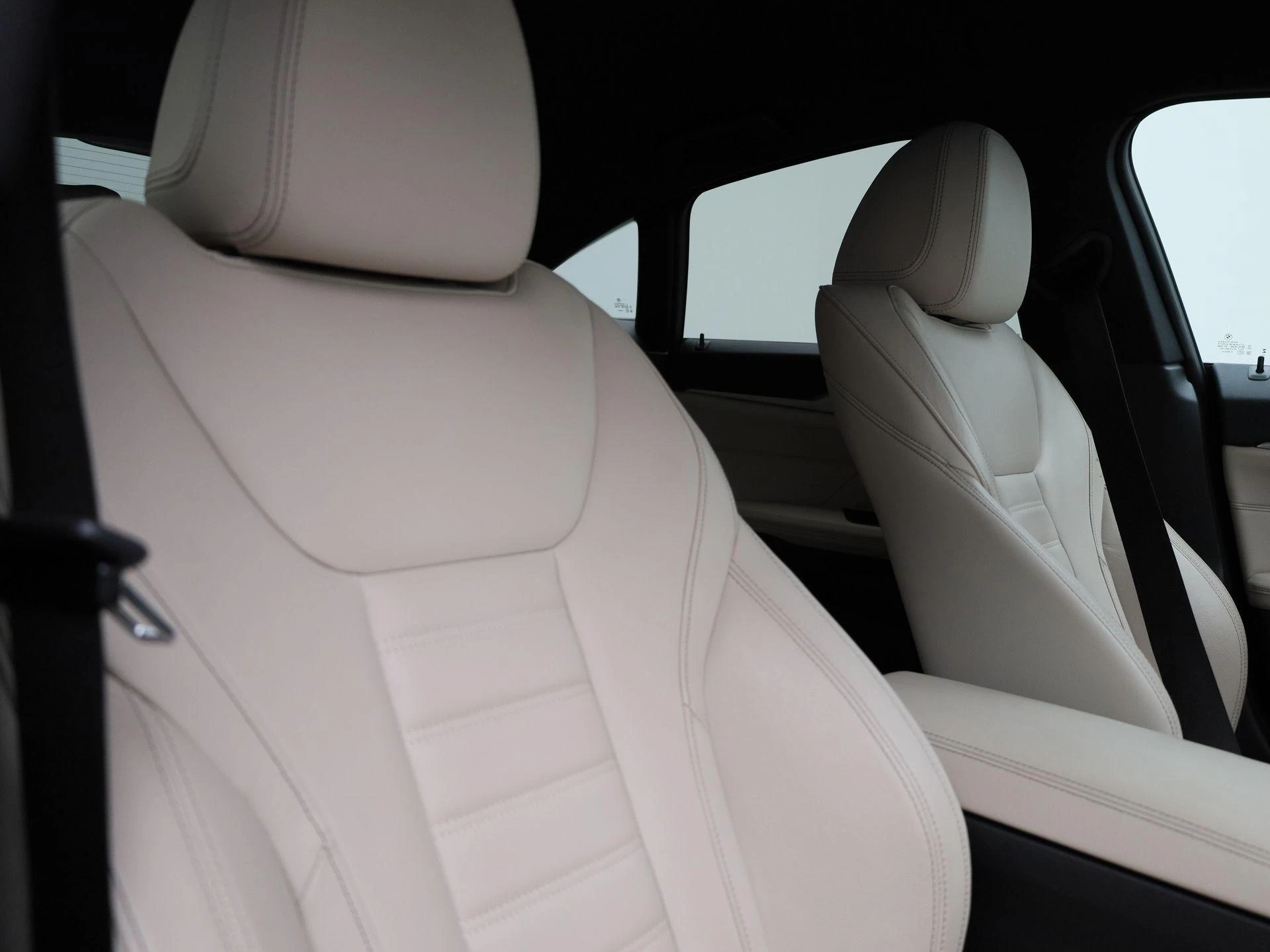 BMW-i4-image-39