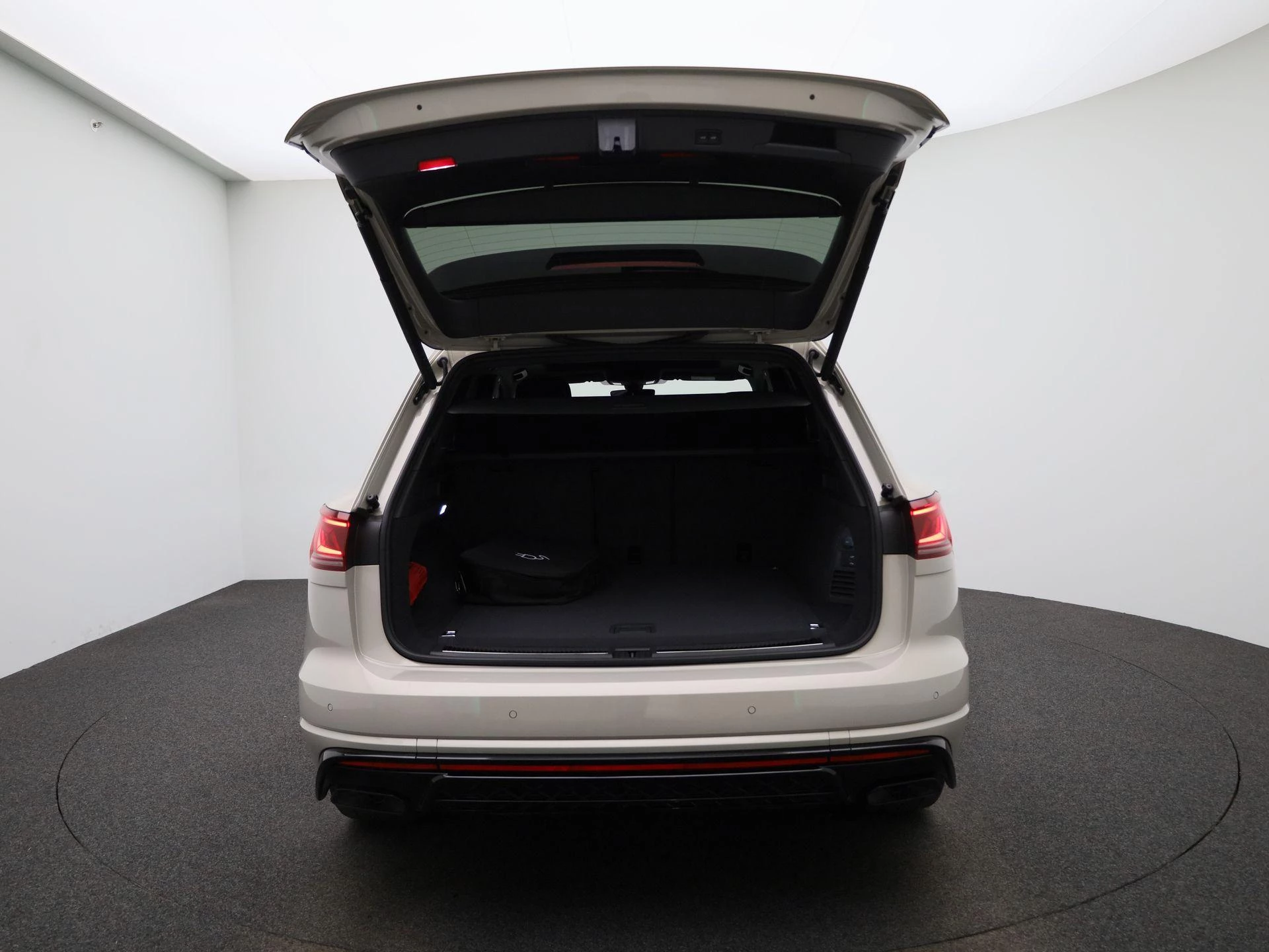 Volkswagen-Touareg-image-10