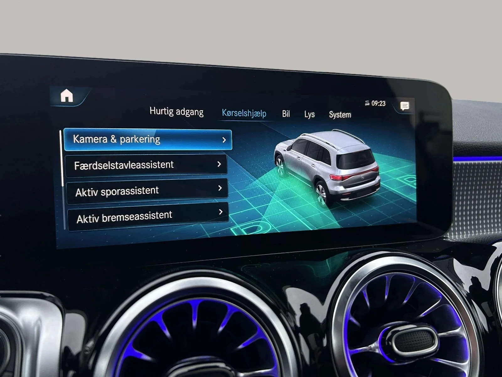 Mercedes-Benz-EQB-image-17