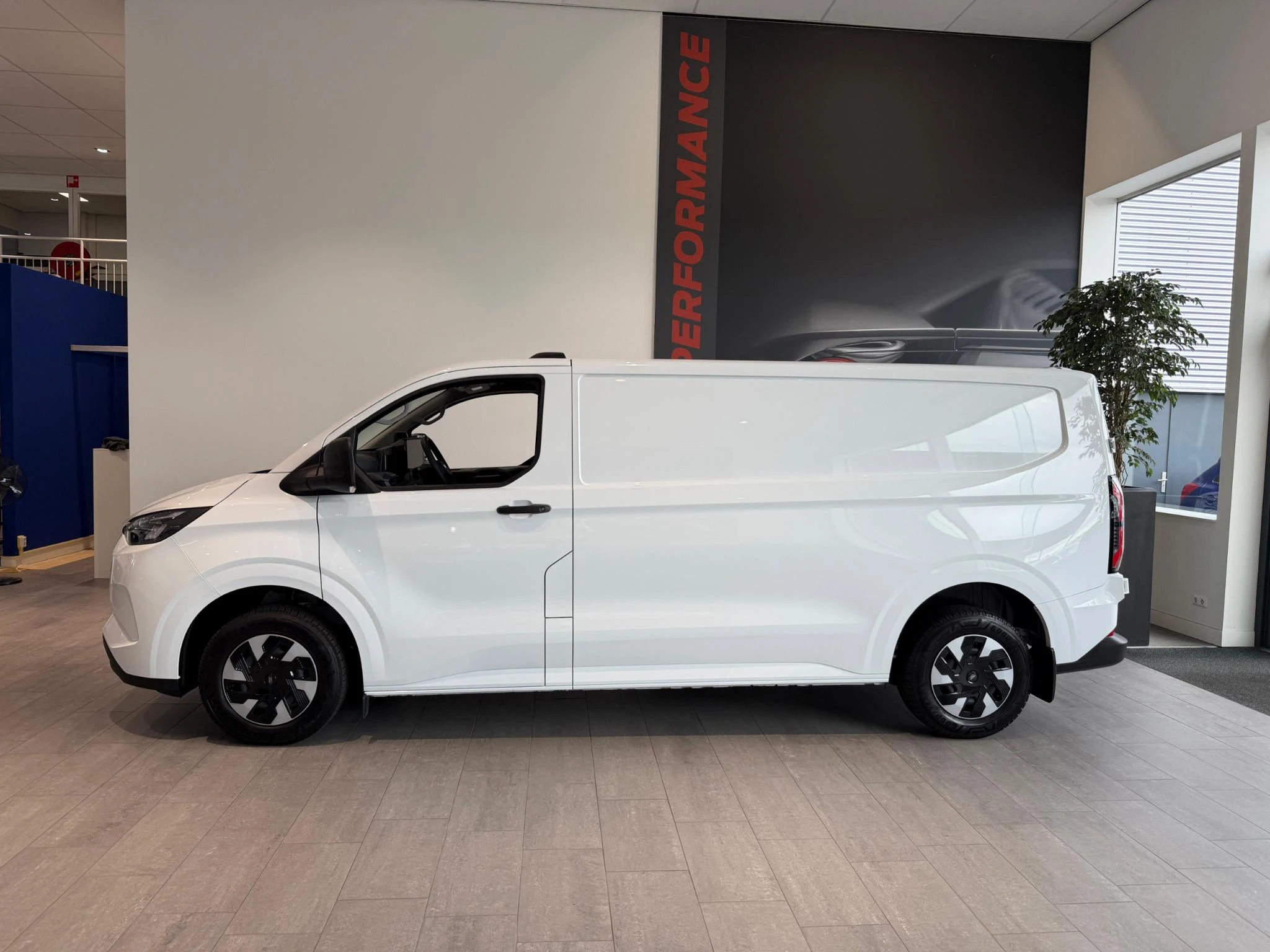 Ford-E-Transit Custom-image-2
