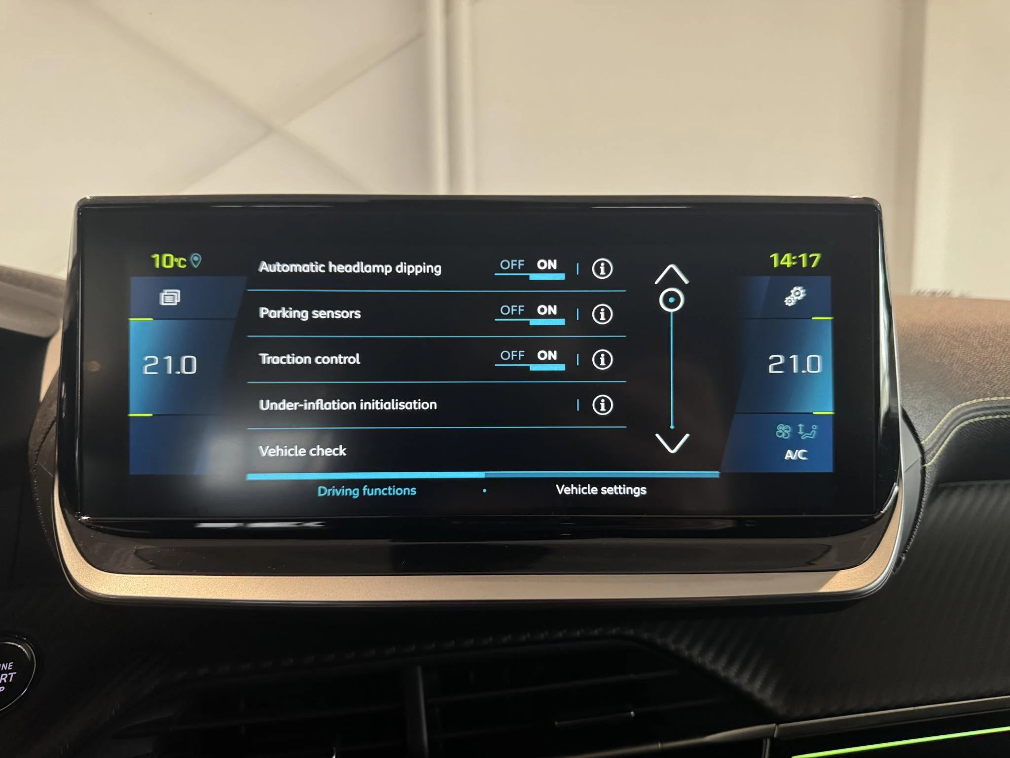 Peugeot-e-208-image-28