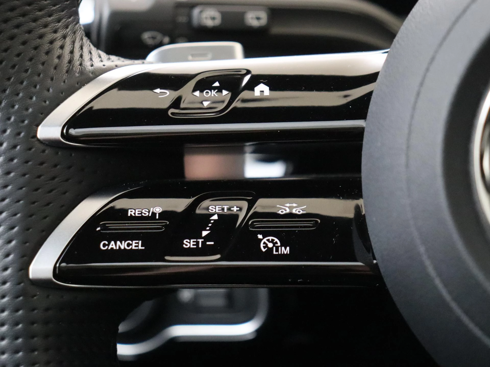 Mercedes-Benz-CLA-image-15