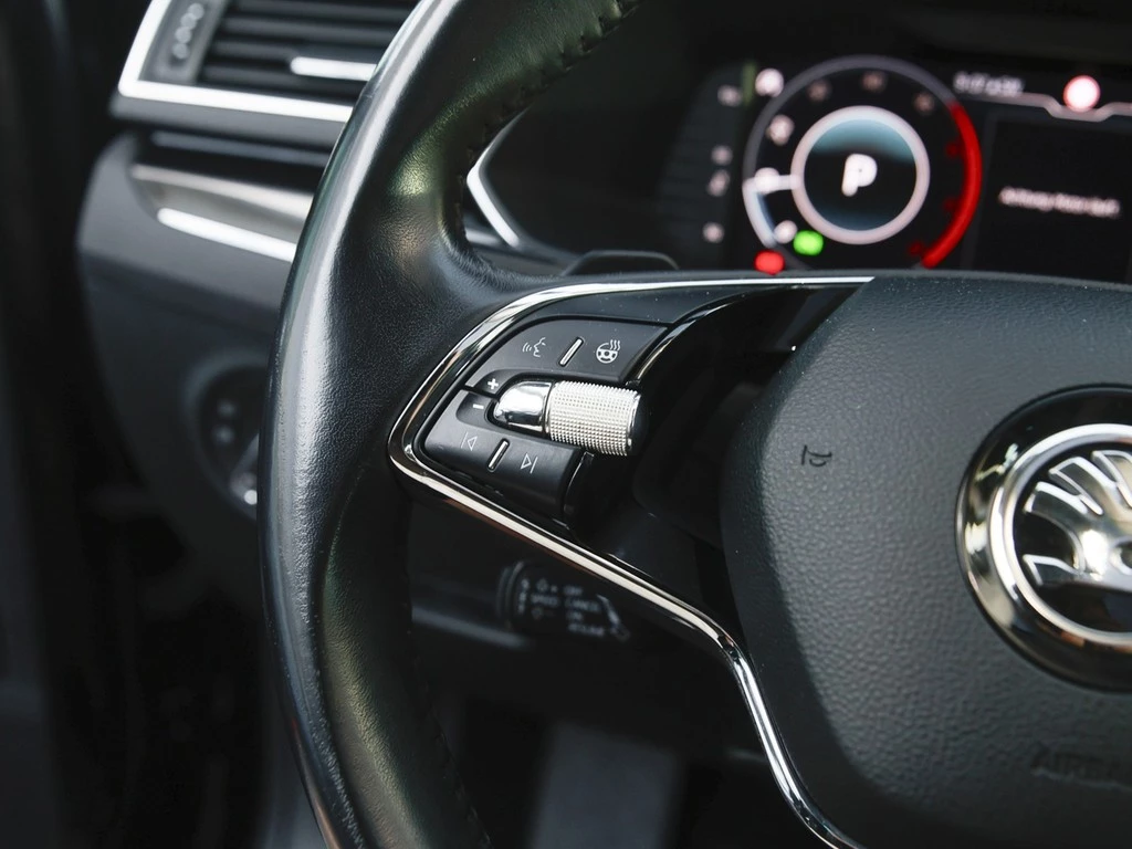 Škoda Superb Combi 2.0 TDI DSG L&K 4x4 Navi/Pano/RFK