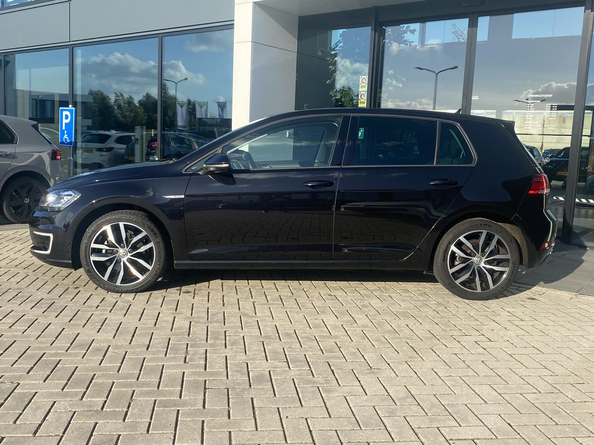 Volkswagen-e-Golf-image-1