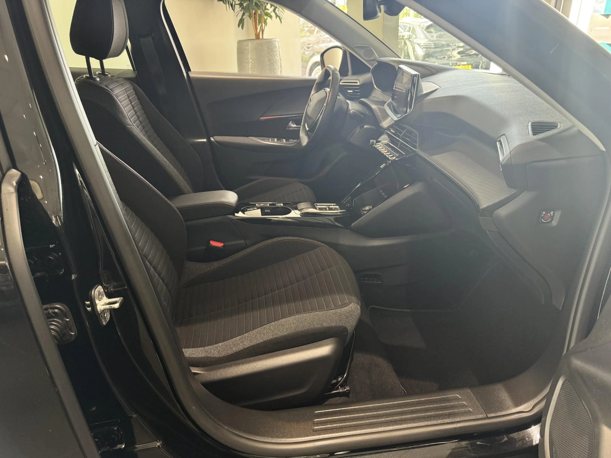 Peugeot-e-2008-image-8