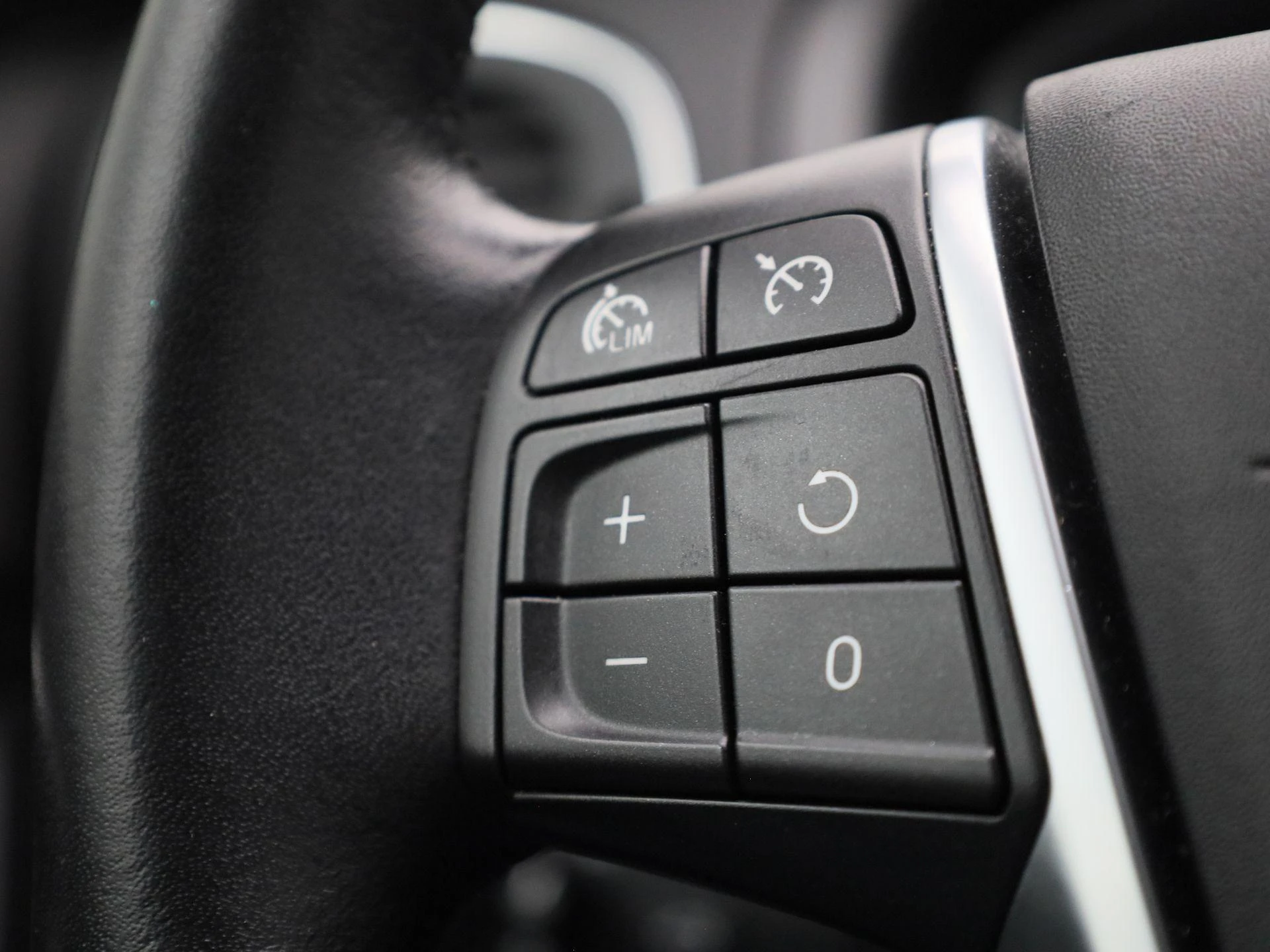 Volvo-V40-image-22
