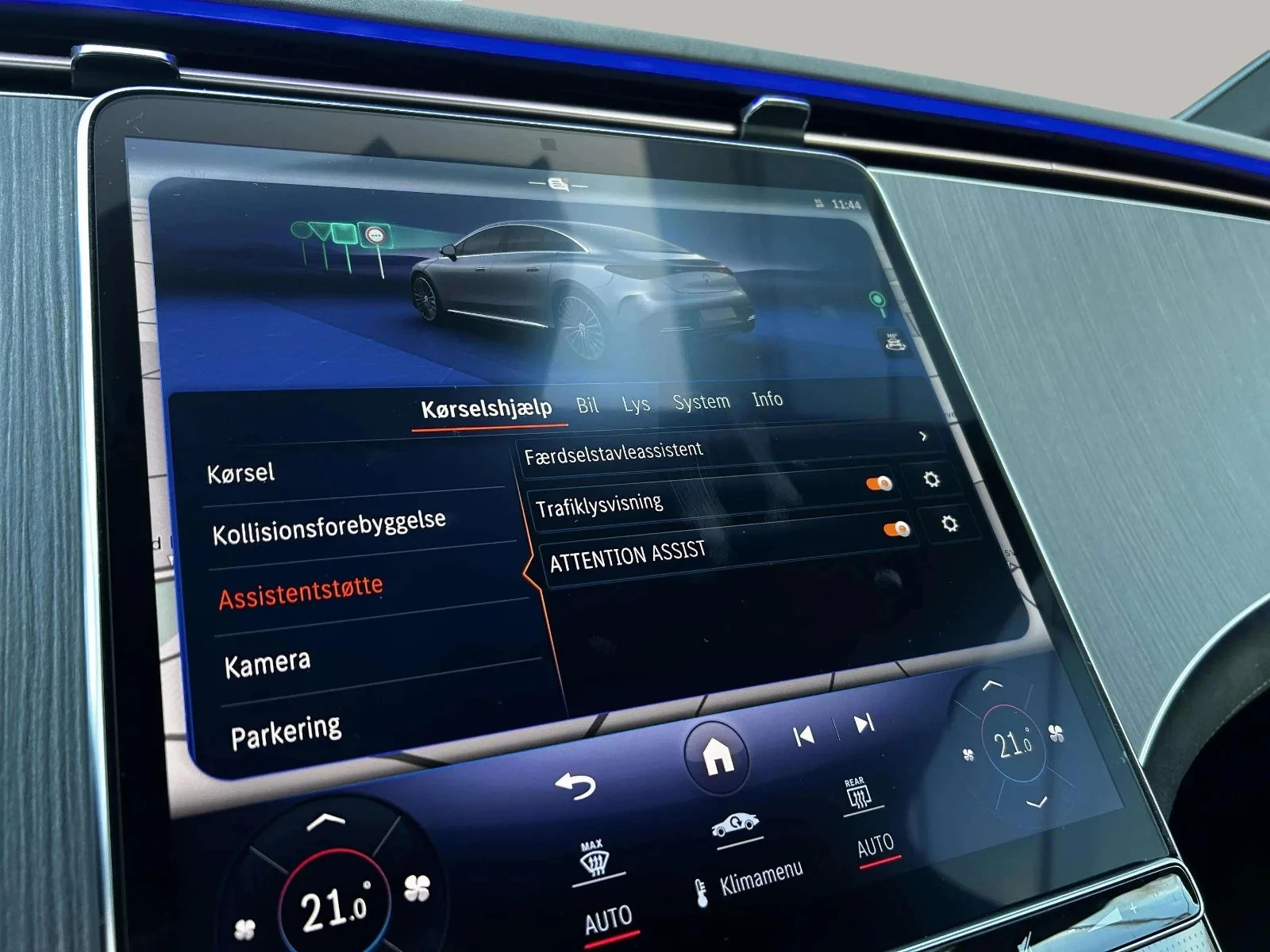 Mercedes-Benz-EQE-image-18