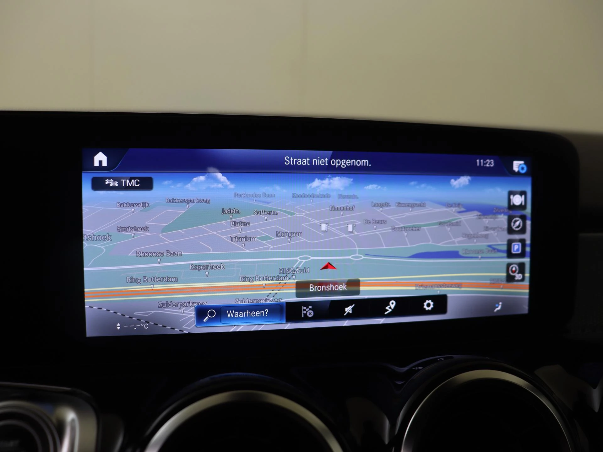 Mercedes-Benz-GLB-image-17