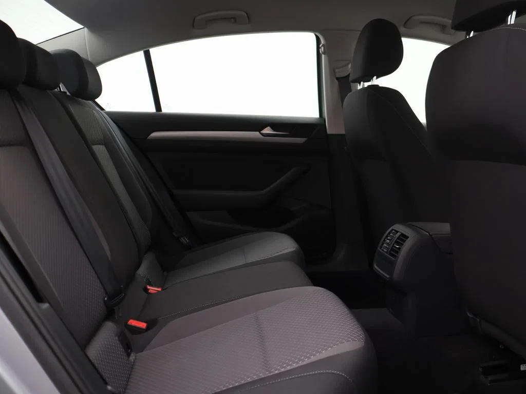 Volkswagen-Passat-image-11
