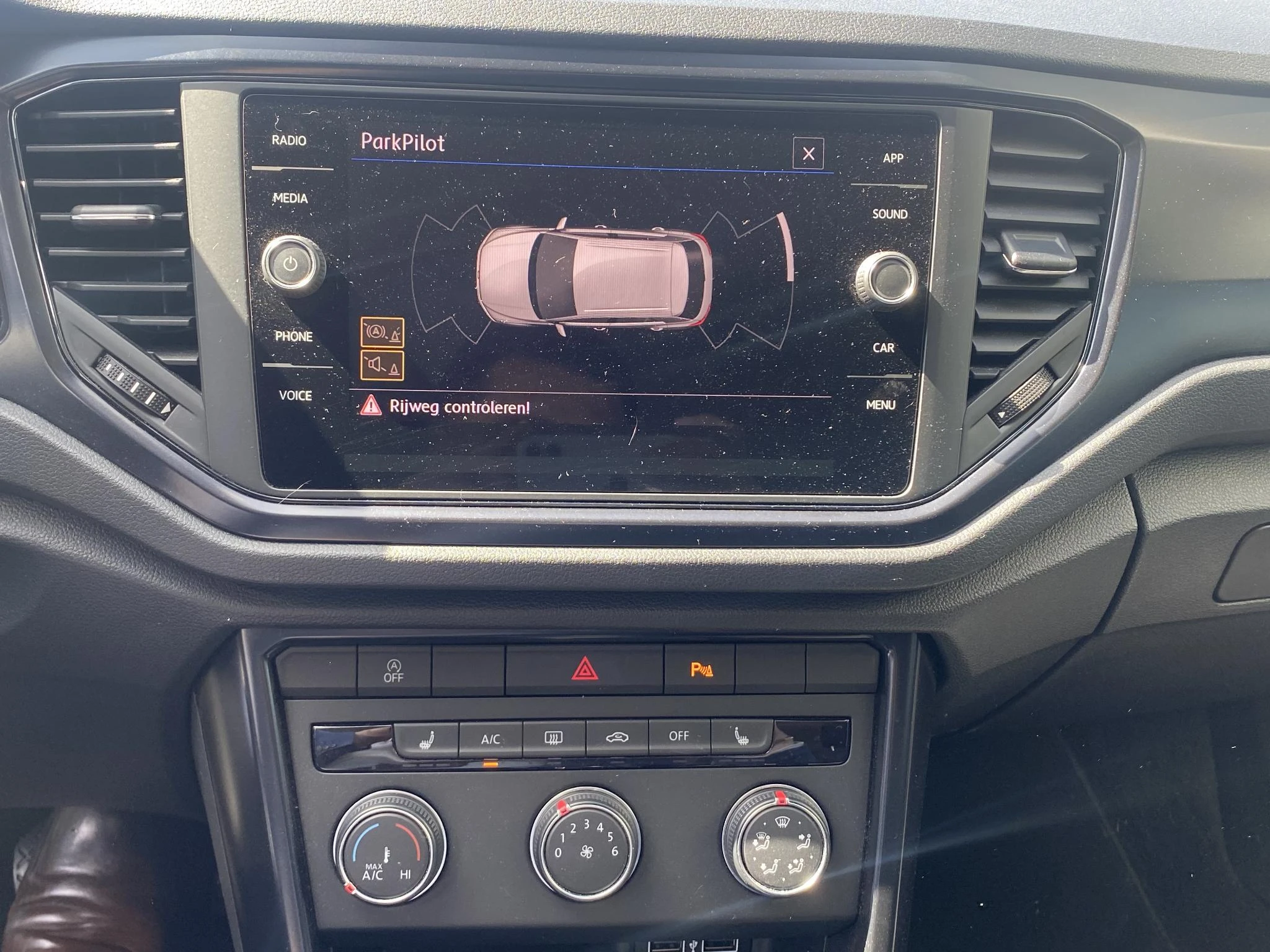 Volkswagen-T-Roc-image-4