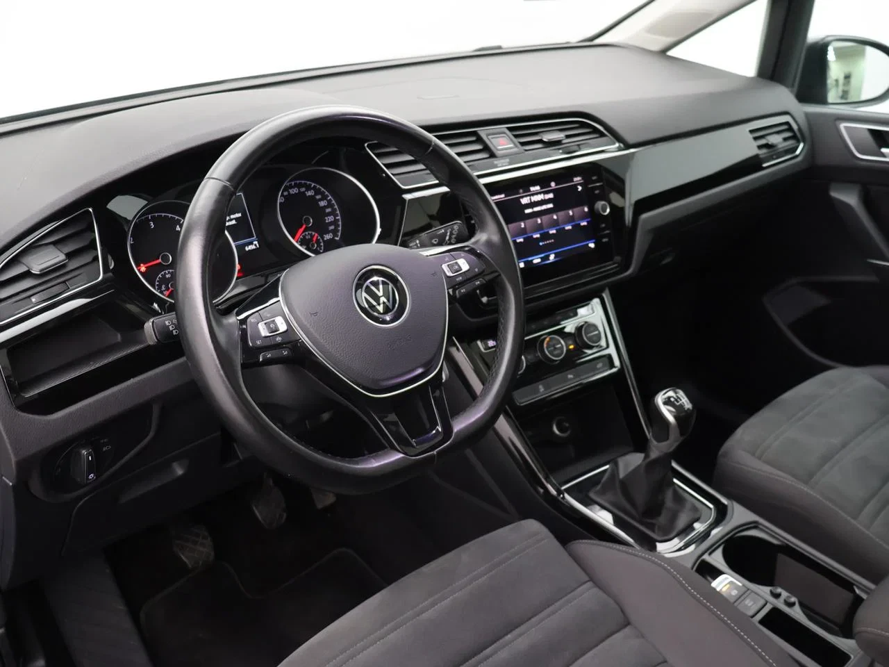 Volkswagen-Touran-image-6