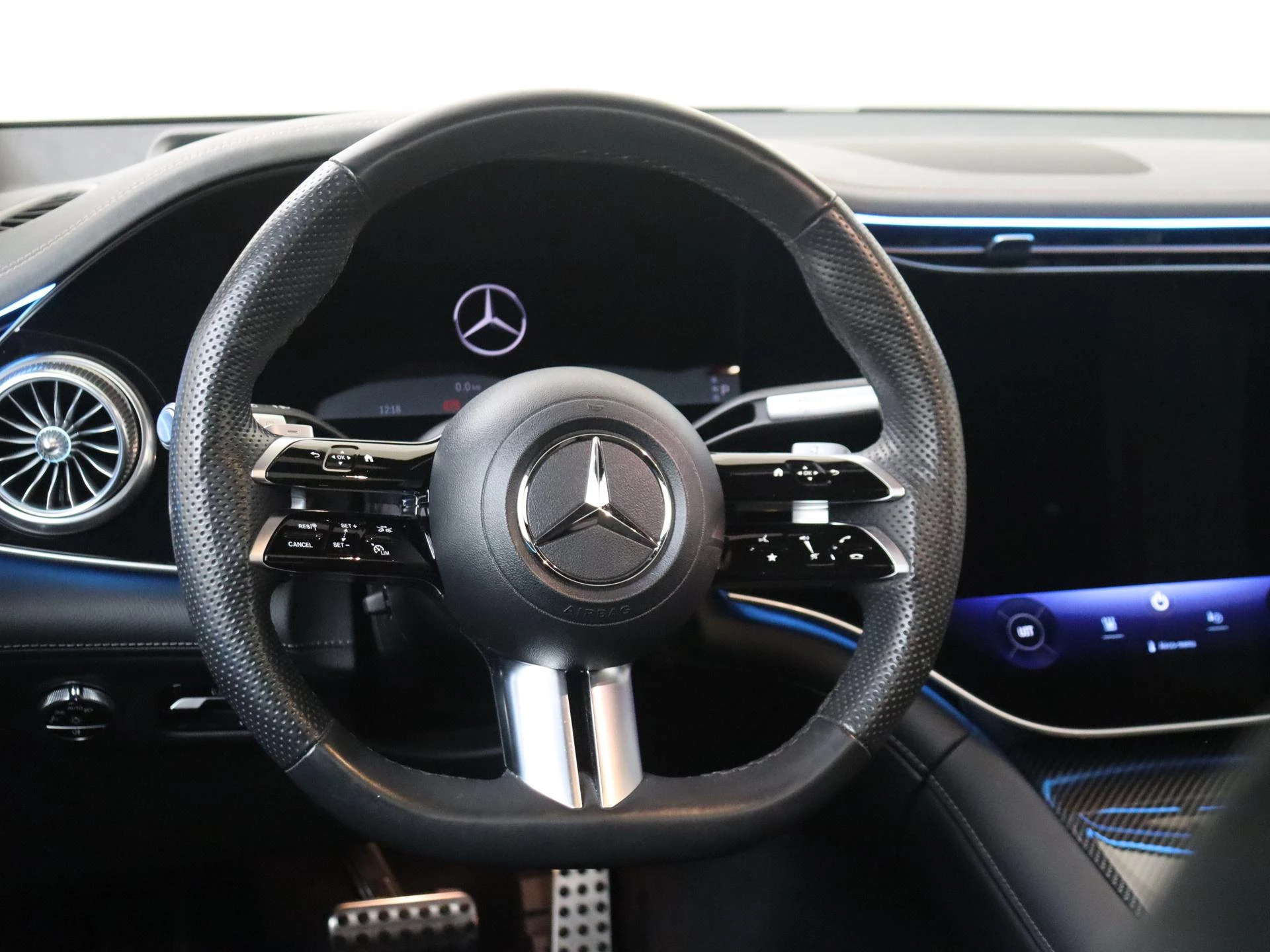 Mercedes-Benz-EQS-image-9