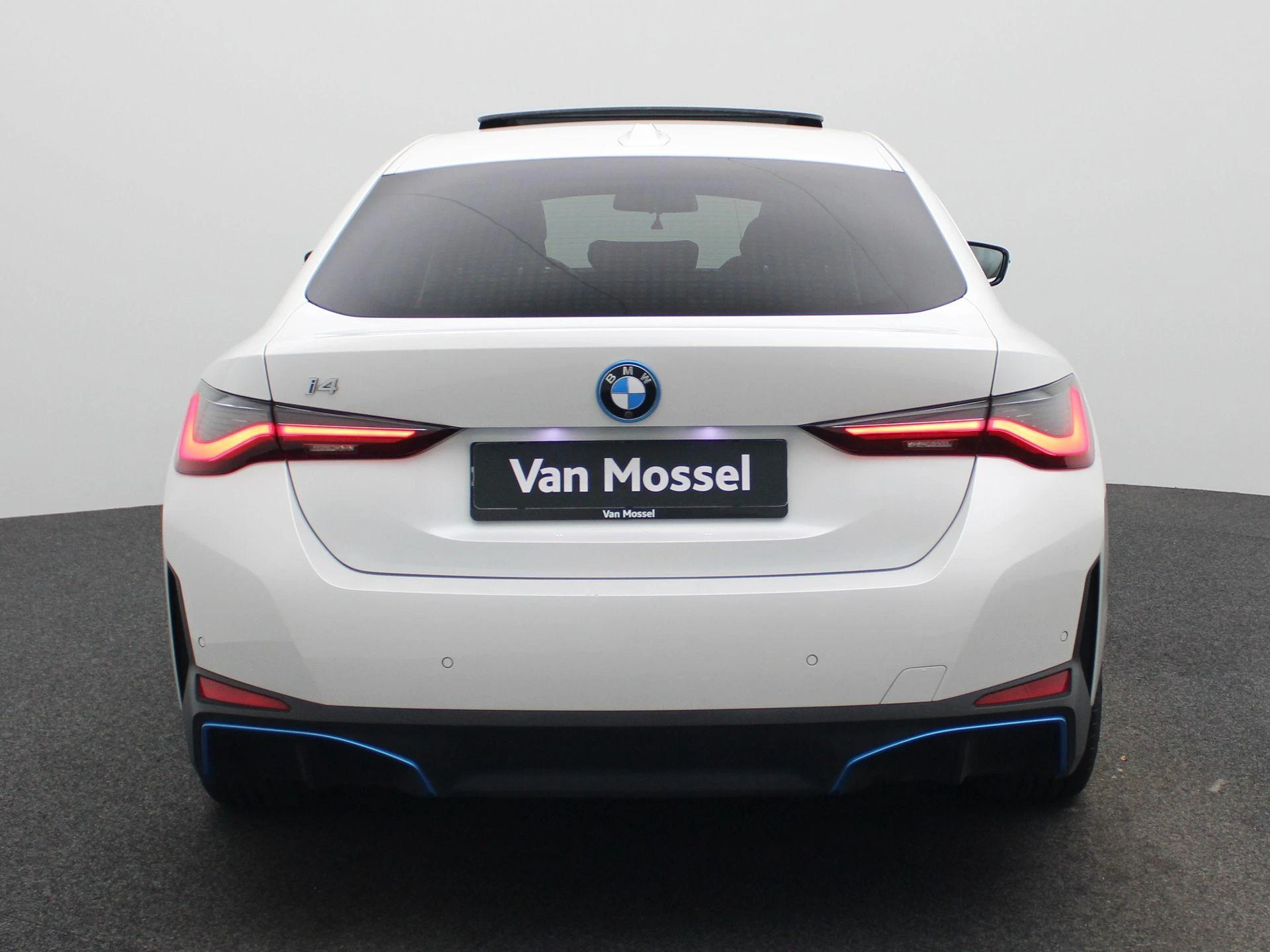 BMW-i4-image-4