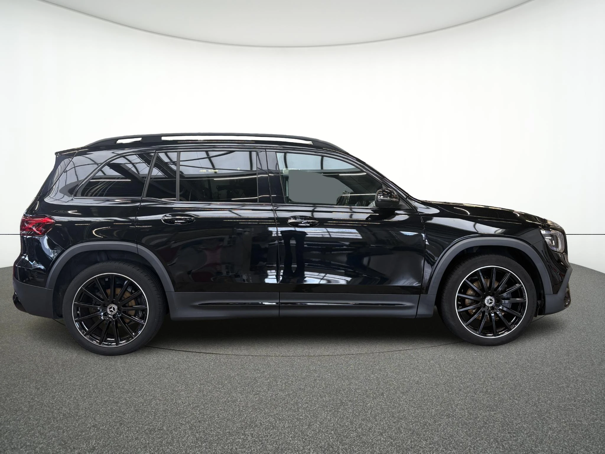 Mercedes-Benz-GLB-image-6
