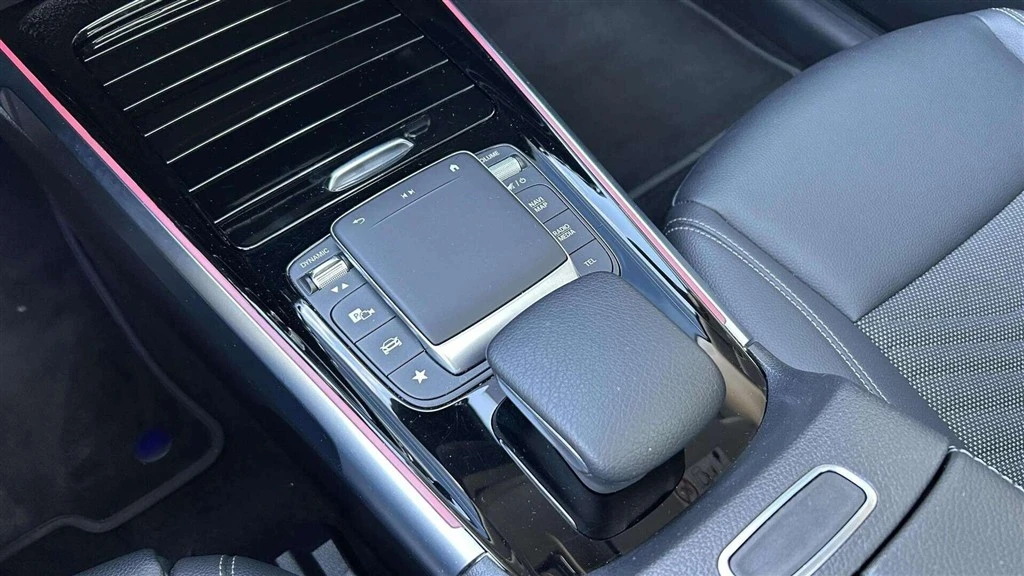 Mercedes-Benz-EQB-image-15